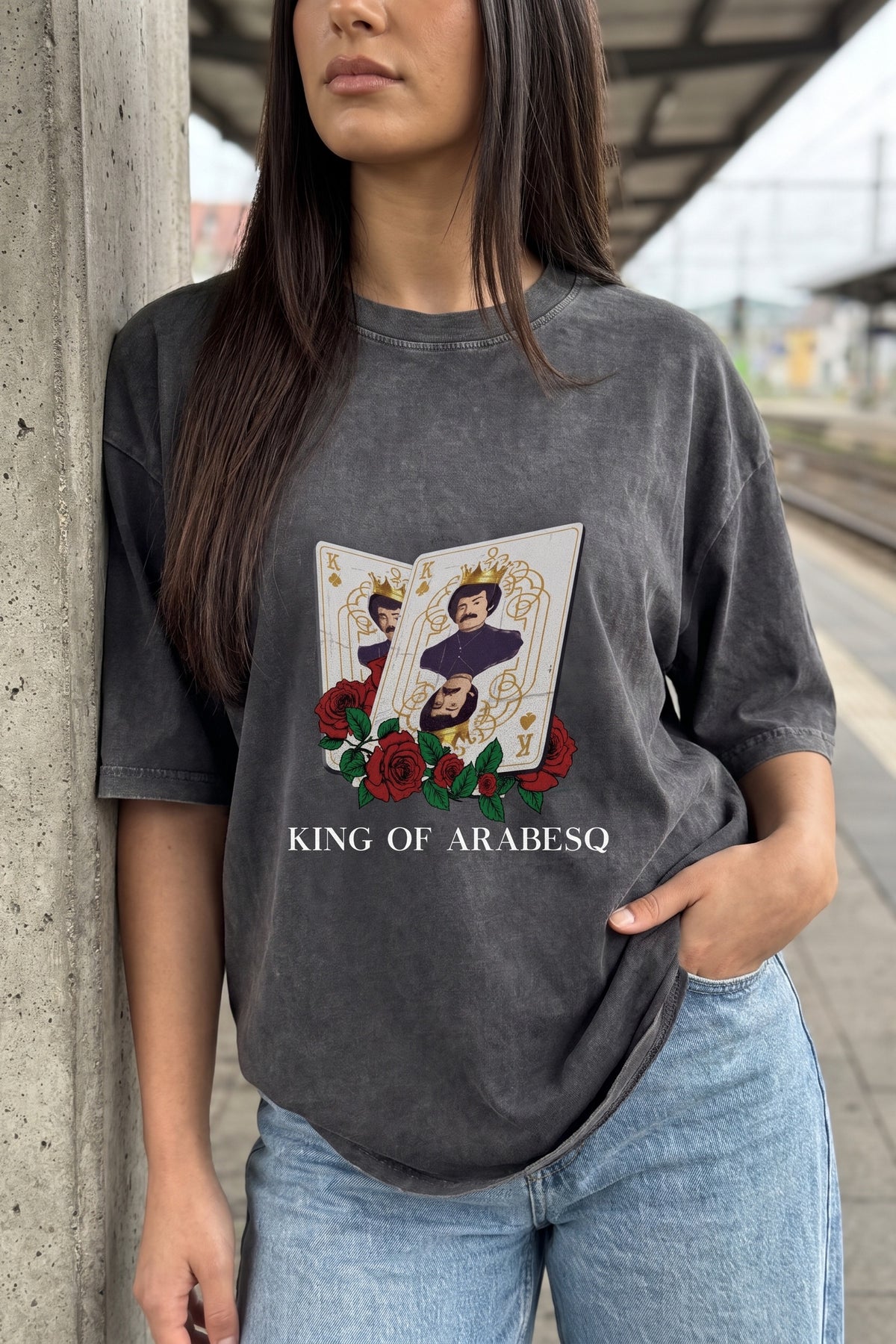 Gürses Washed T-Shirt in Washed Black – Model-Foto Damen, Nahaufnahme Frontprint