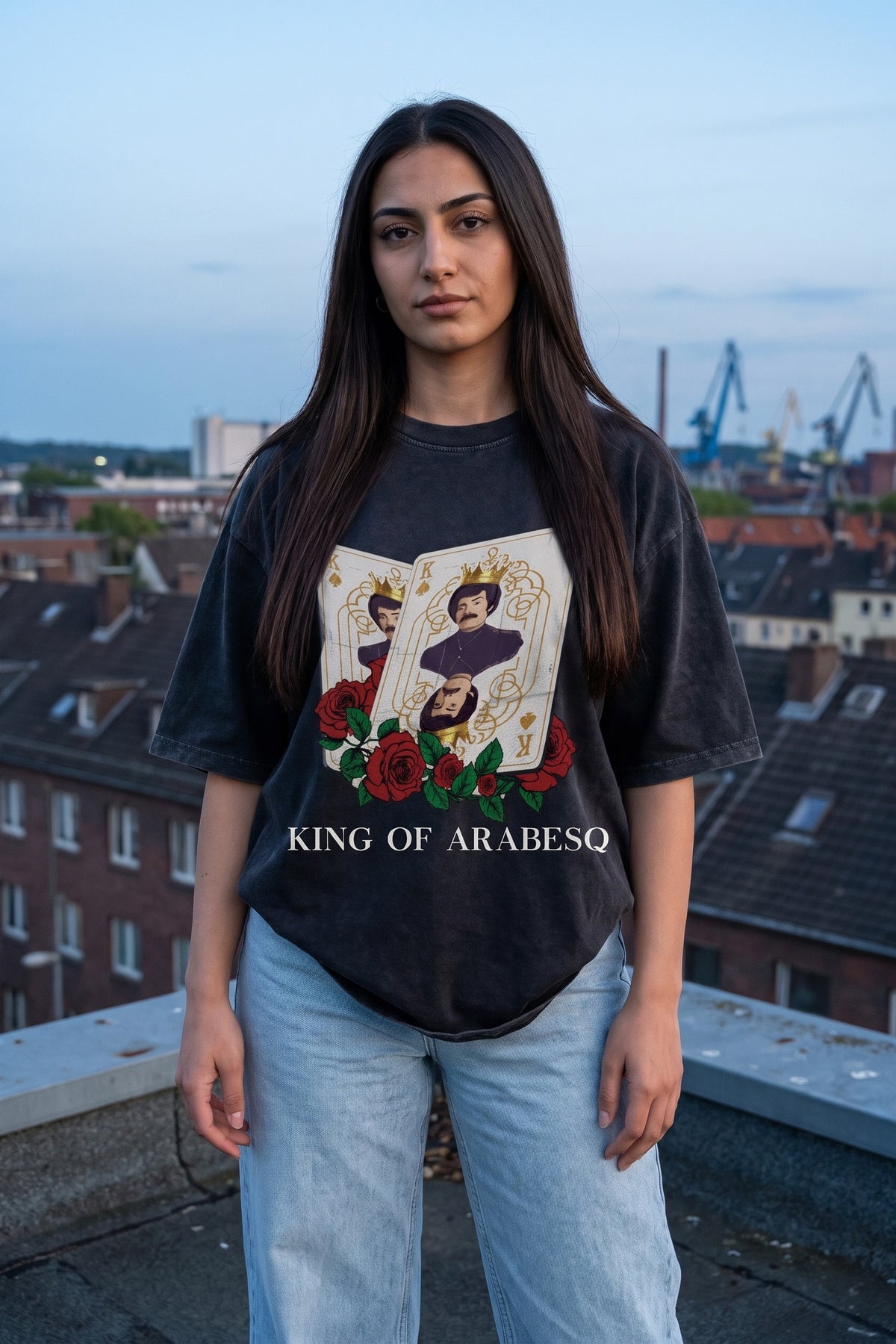 Gürses Washed T-Shirt in Washed Black – Model-Foto Damen, Frontprint