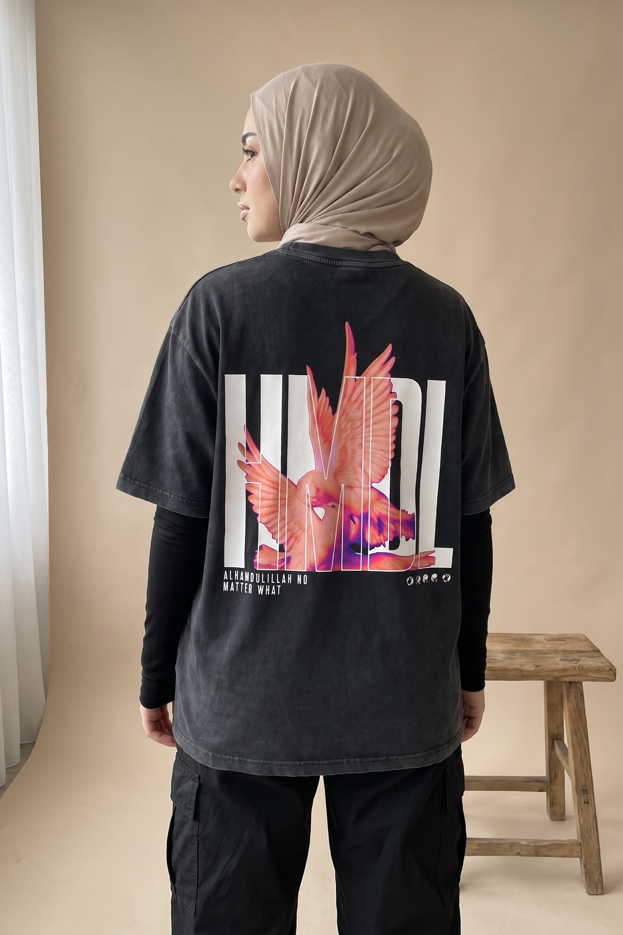 HMDL Washed T-Shirt in Washed Black – Model-Foto Damen, Rückenprint