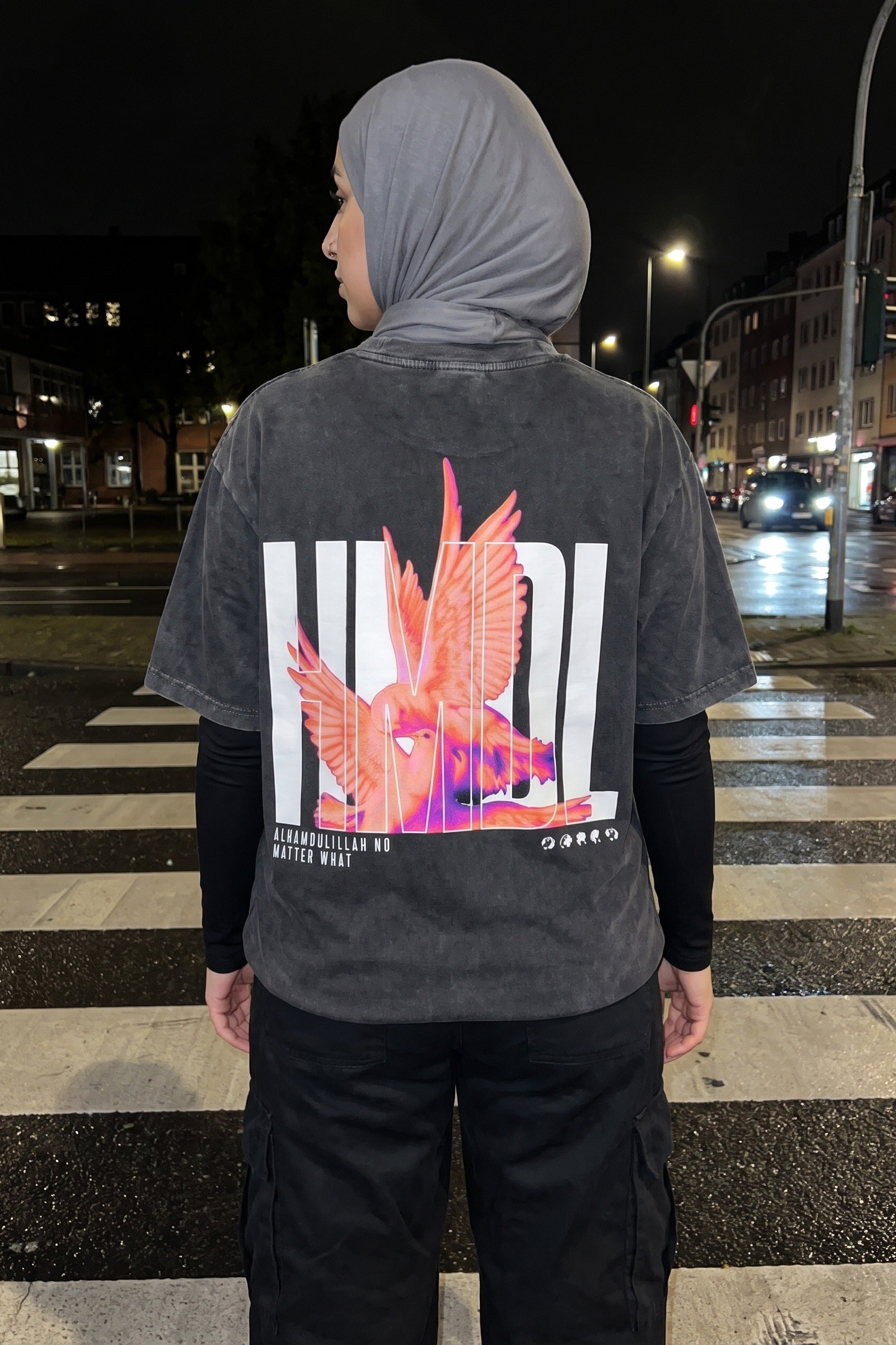 HMDL Washed T-Shirt in Washed Black – Model-Foto Damen, Nahaufnahme Rückenprint