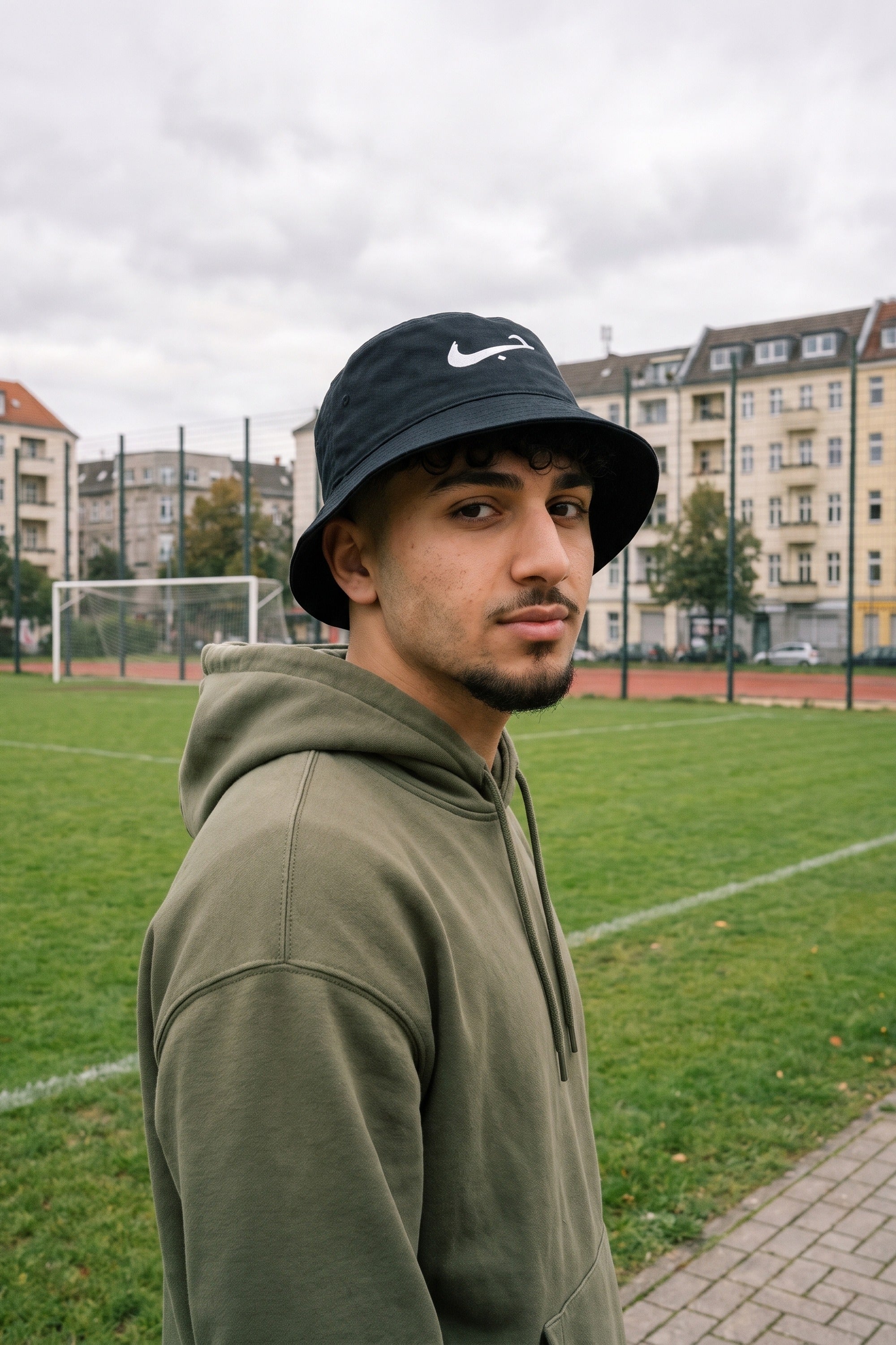 Hubb Bucket Hat – Muhabbet – Model-Foto