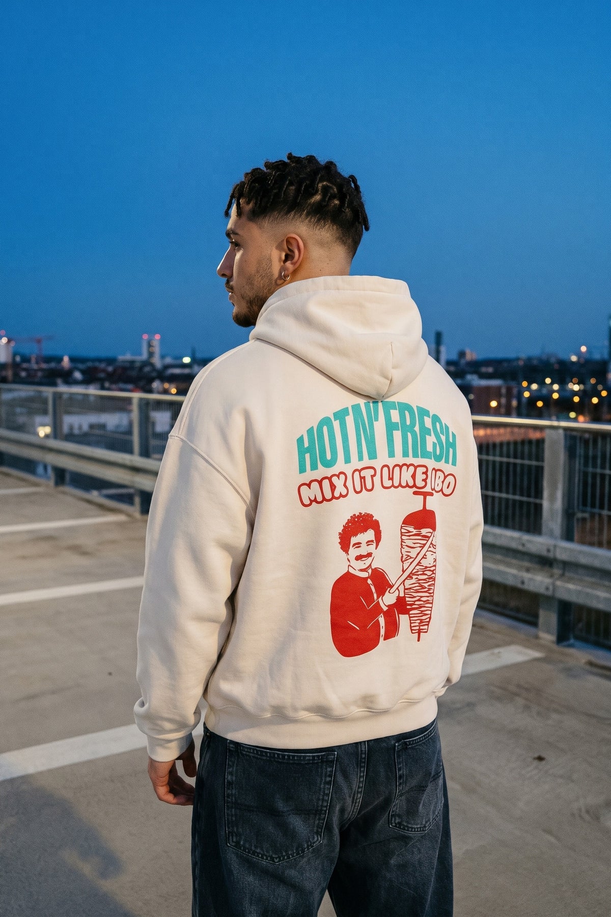 REALSTIL İbrahim Tatlıses Oversized Hoodie White Sand – Model Herren