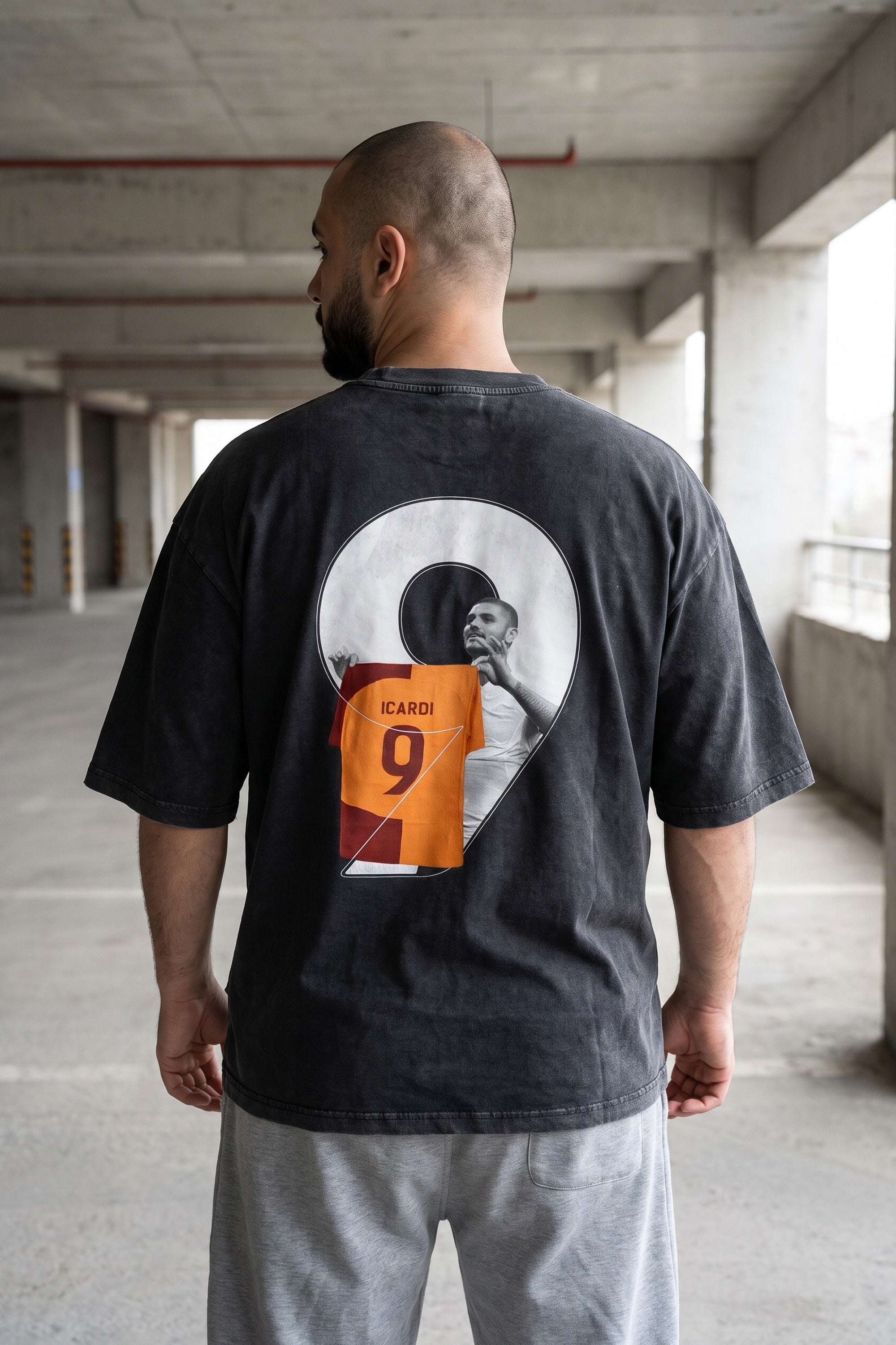 Icardi Washed T-Shirt in Washed Black – Model-Foto Herren, Rückenprint