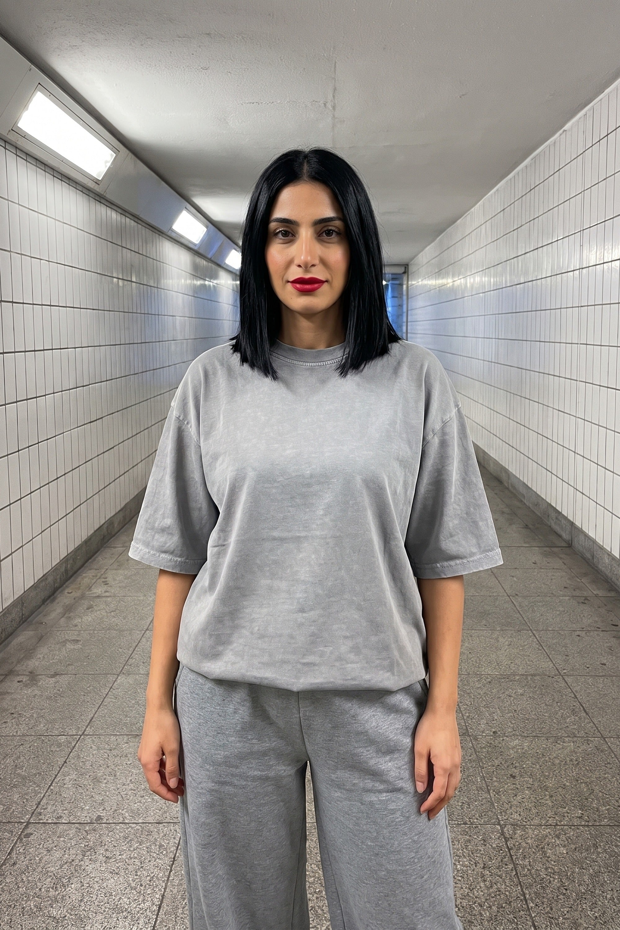Icardi Washed T-Shirt in Washed Grey – Model-Foto Damen, schlichte Vorderseite