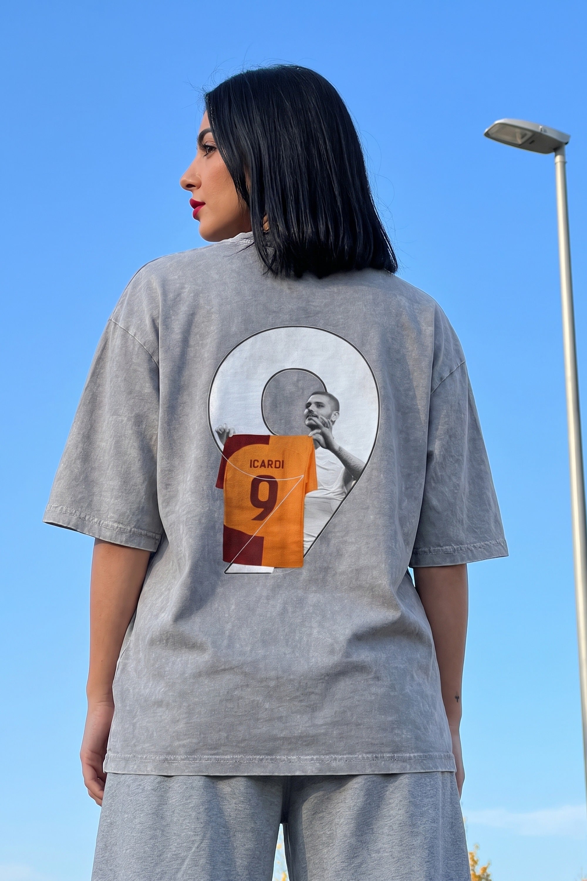 Icardi Washed T-Shirt in Washed Grey – Model-Foto Damen, Nahaufnahme Rückenprint