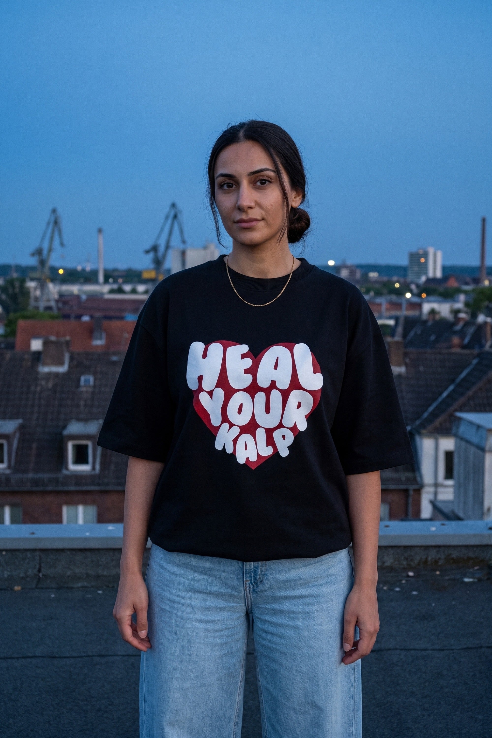 REALSTIL Kalp Oversized T-Shirt Black – Model Damen