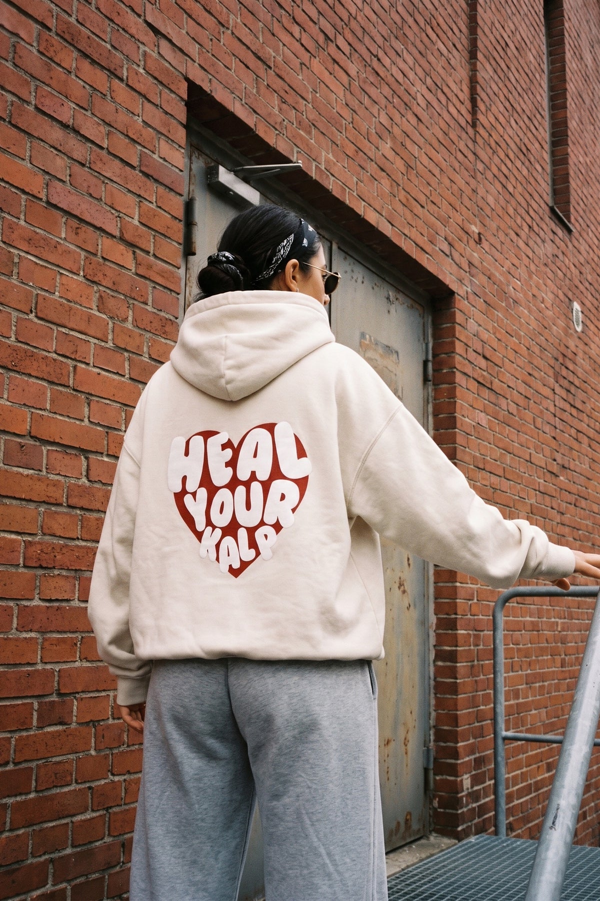 REALSTIL Kalp Oversized Zipper Hoodie White Sand – Model Damen