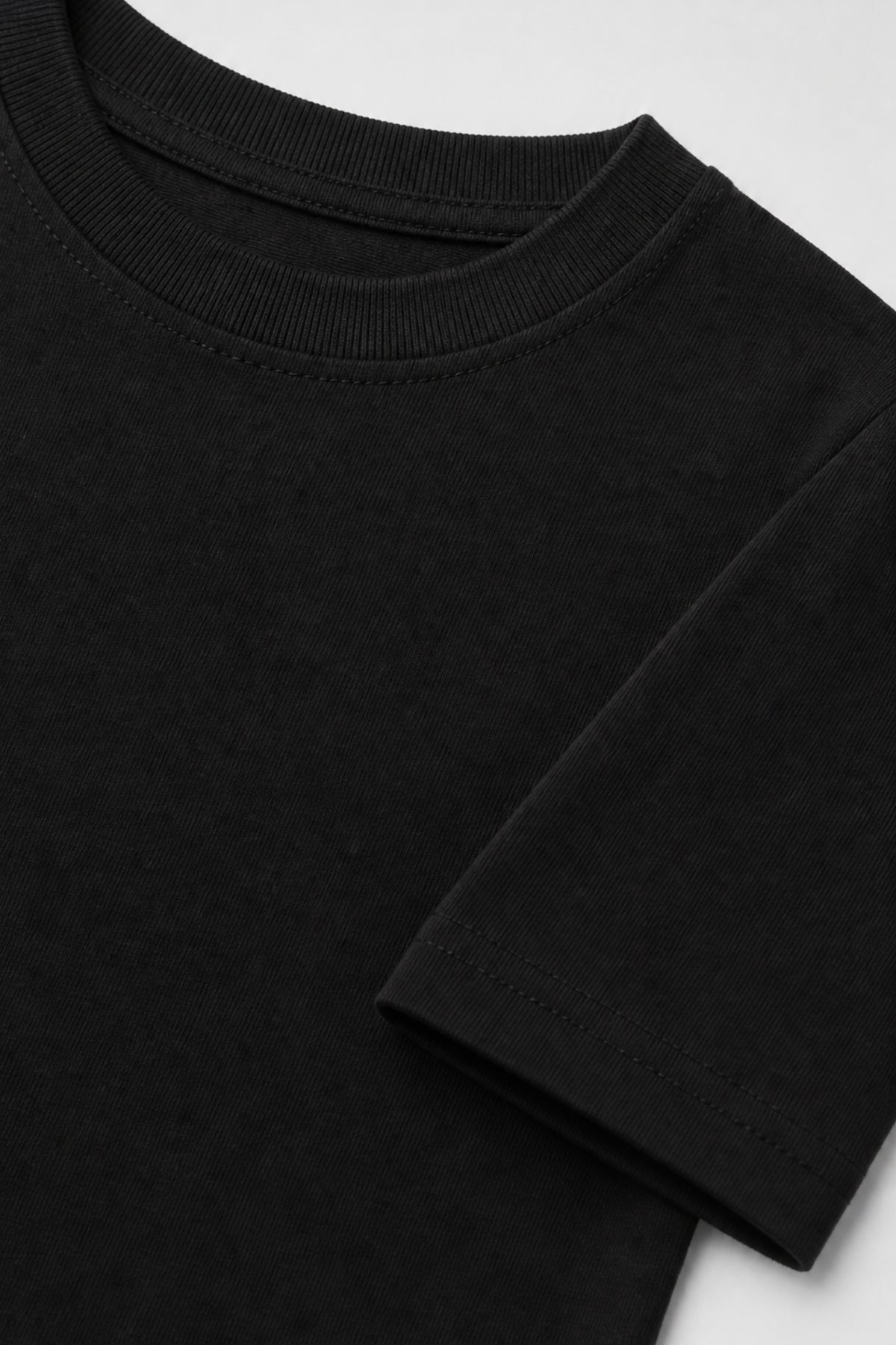 REALSTIL Göktürk Kids T-Shirt – Detail: Rundhalskragen und Ärmelsaum