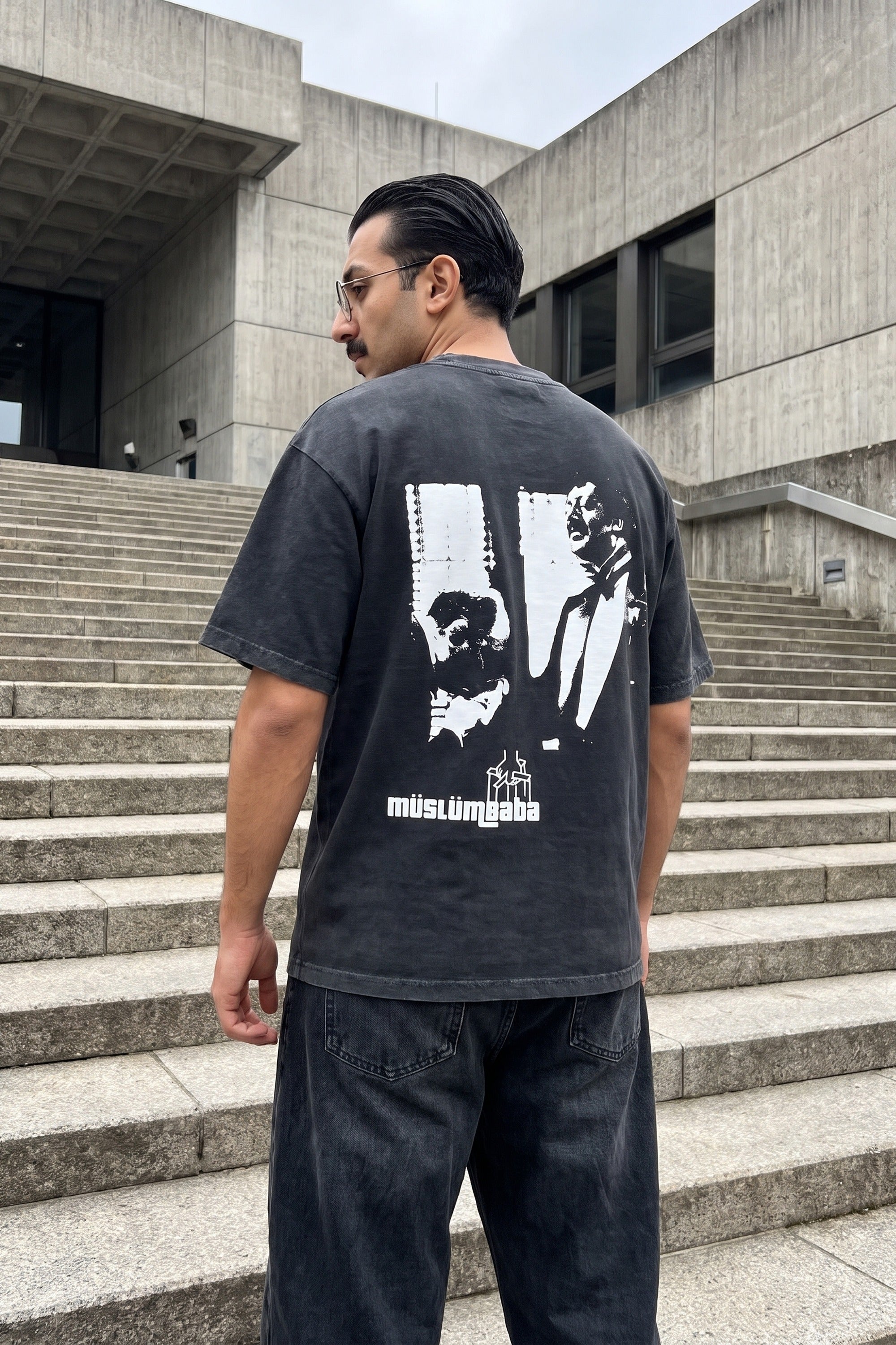 Müslüm Gürses Washed T-Shirt in Washed Black – Model-Foto Herren, Rückenprint