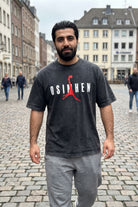 Osimhen Washed T-Shirt in Washed Black – Model-Foto Herren, Frontprint