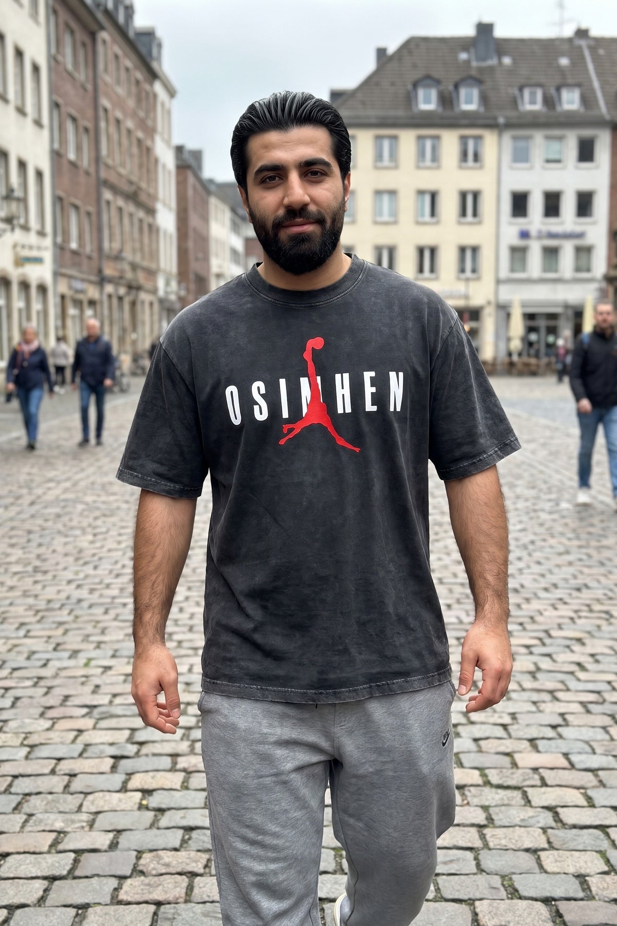 Osimhen Washed T-Shirt in Washed Black – Model-Foto Herren, Frontprint