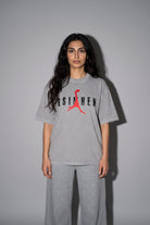Osimhen Washed T-Shirt in Washed Grey – Model-Foto Damen, Frontprint