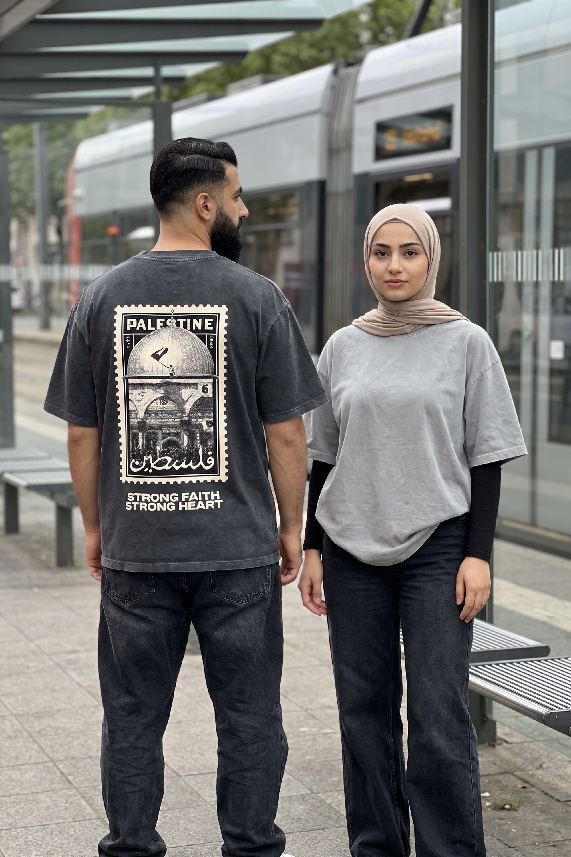 Palestine Faith Washed T-Shirt in Washed Black & Washed Grey – Model-Foto Herren & Damen, Rückenprint und schlichte Vorderseite