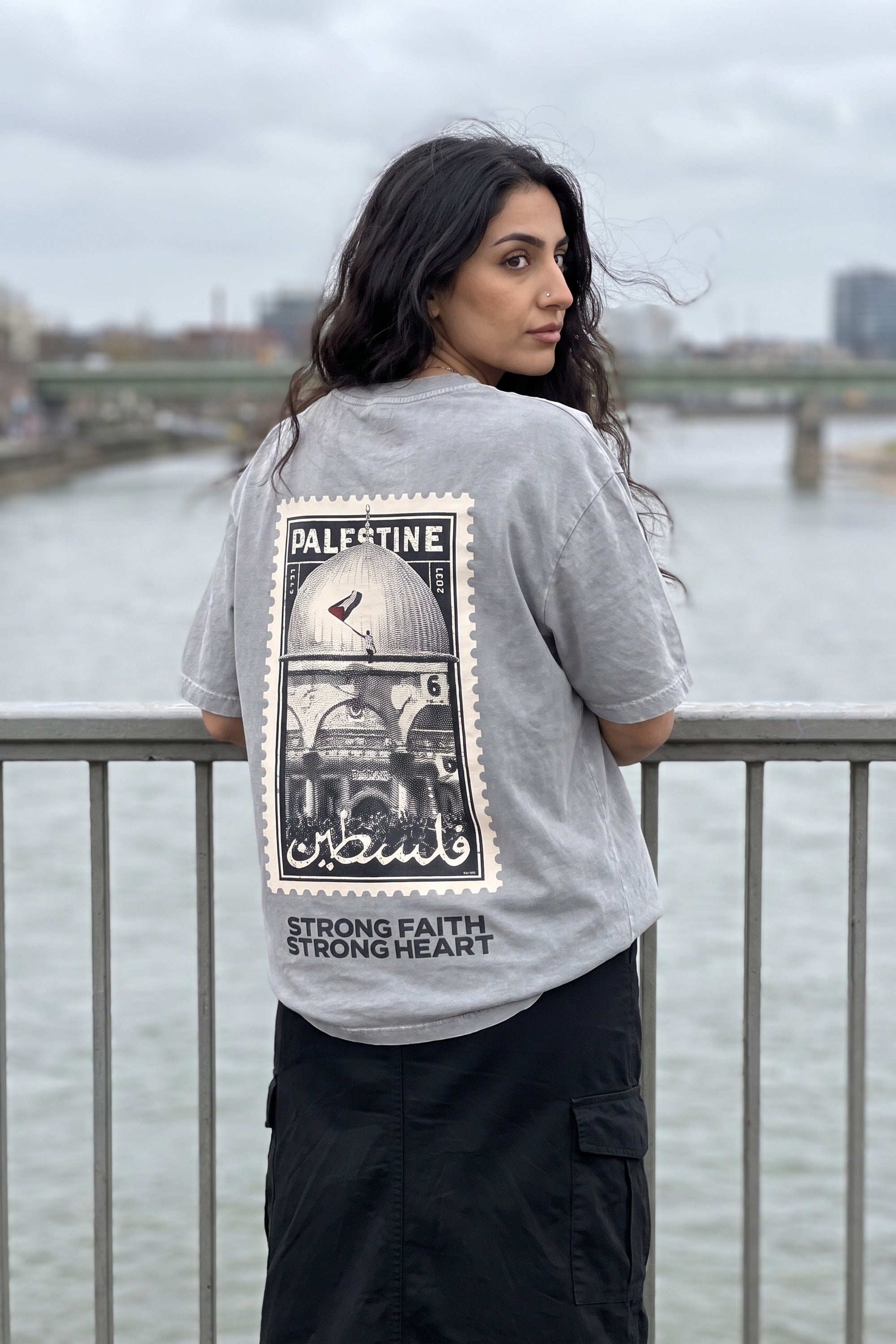 Palestine Faith Washed T-Shirt in Washed Grey – Model-Foto Damen, Rückenprint