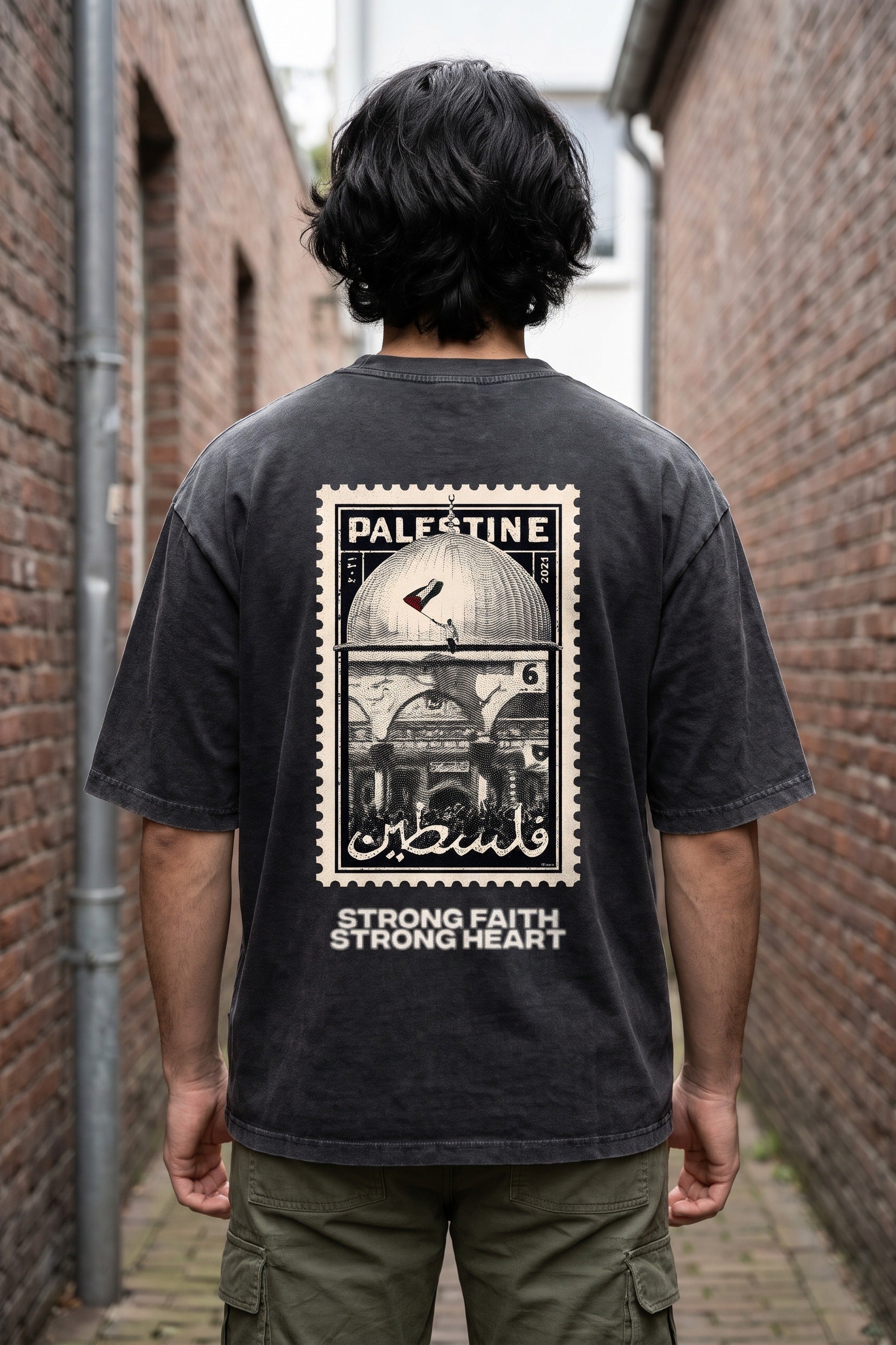 Palestine Faith Washed T-Shirt in Washed Black – Model-Foto Herren, Nahaufnahme Rückenprint