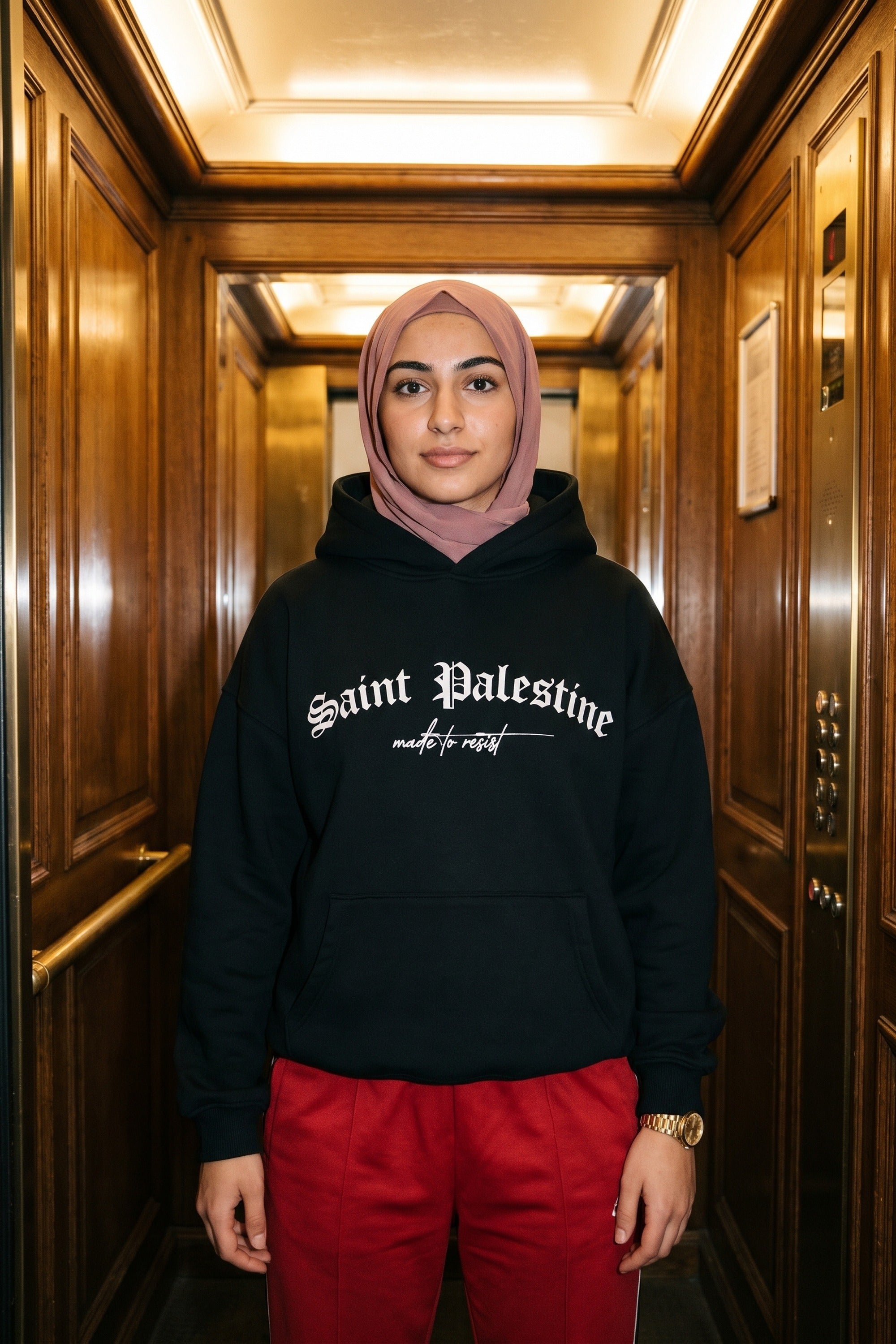 REALSTIL Saint Palestine Oversized Hoodie Black – Model Damen