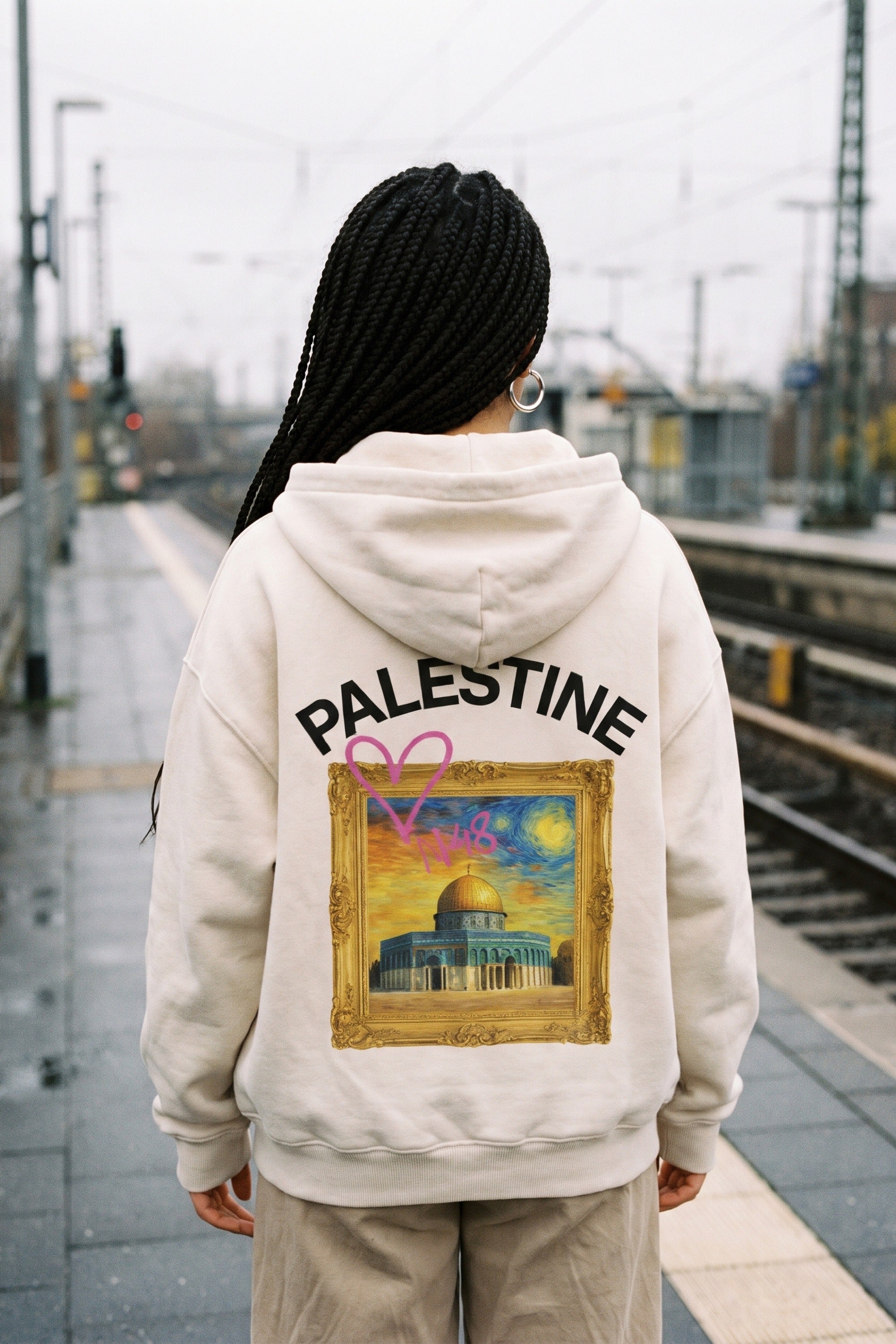 REALSTIL Palestine Oversized Zipper Hoodie White Sand – Model Damen