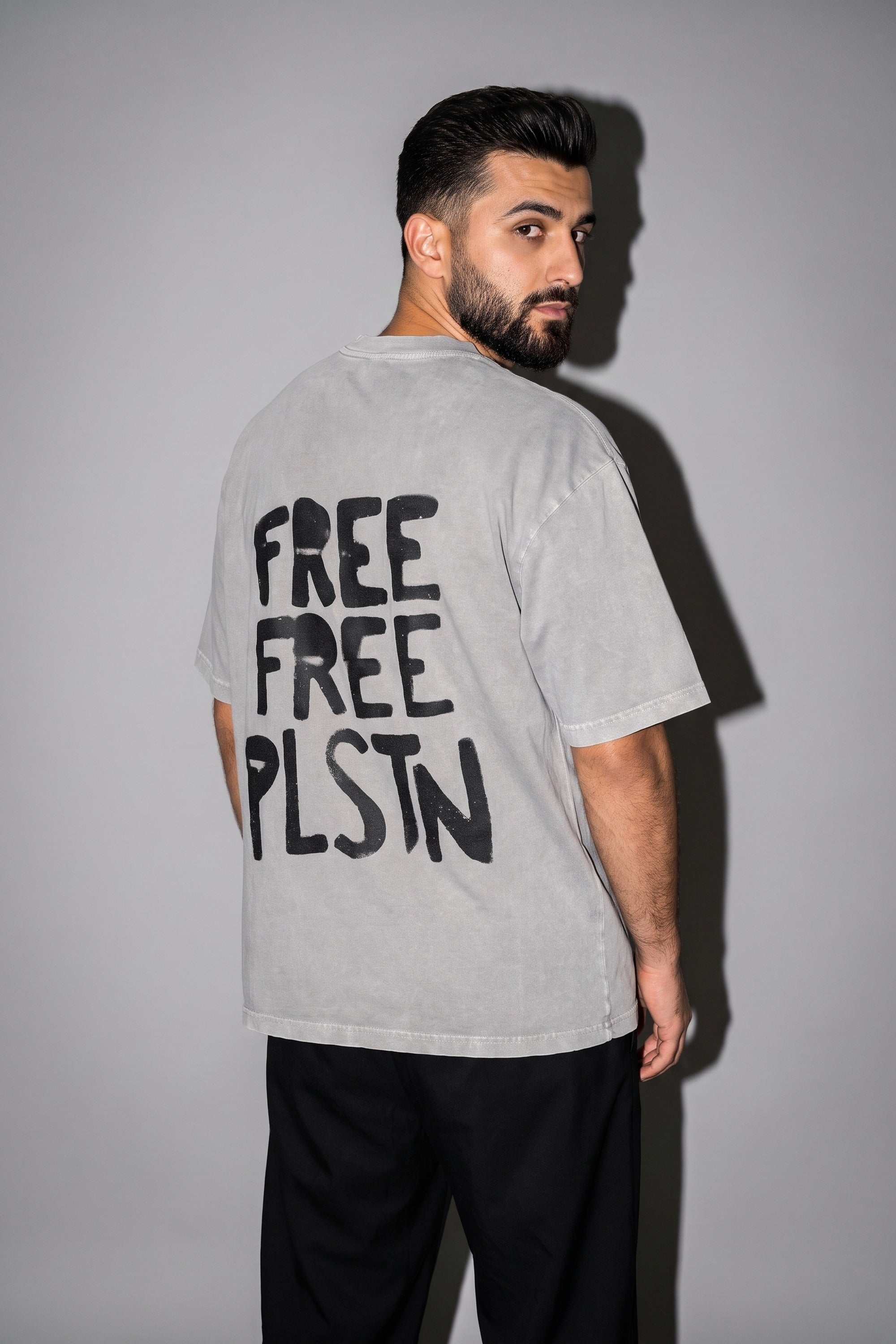 Palestine Washed T-Shirt in Washed Grey – Model-Foto Herren, Rückenprint