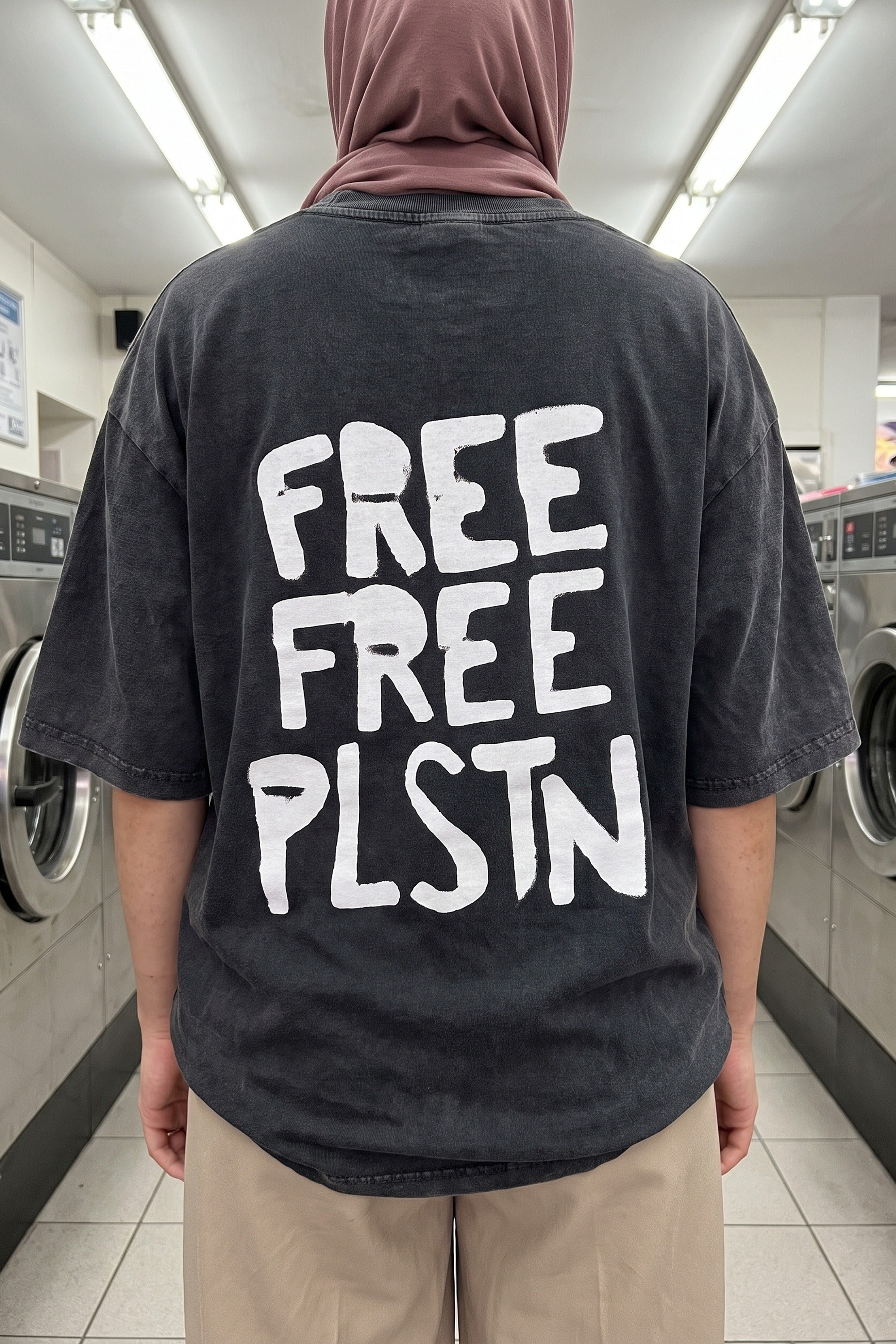 Palestine Washed T-Shirt in Washed Black – Model-Foto Damen, Nahaufnahme Rückenprint