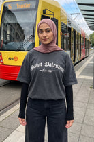 Saint Palestine Washed T-Shirt in Washed Black – Model-Foto Damen, Frontprint