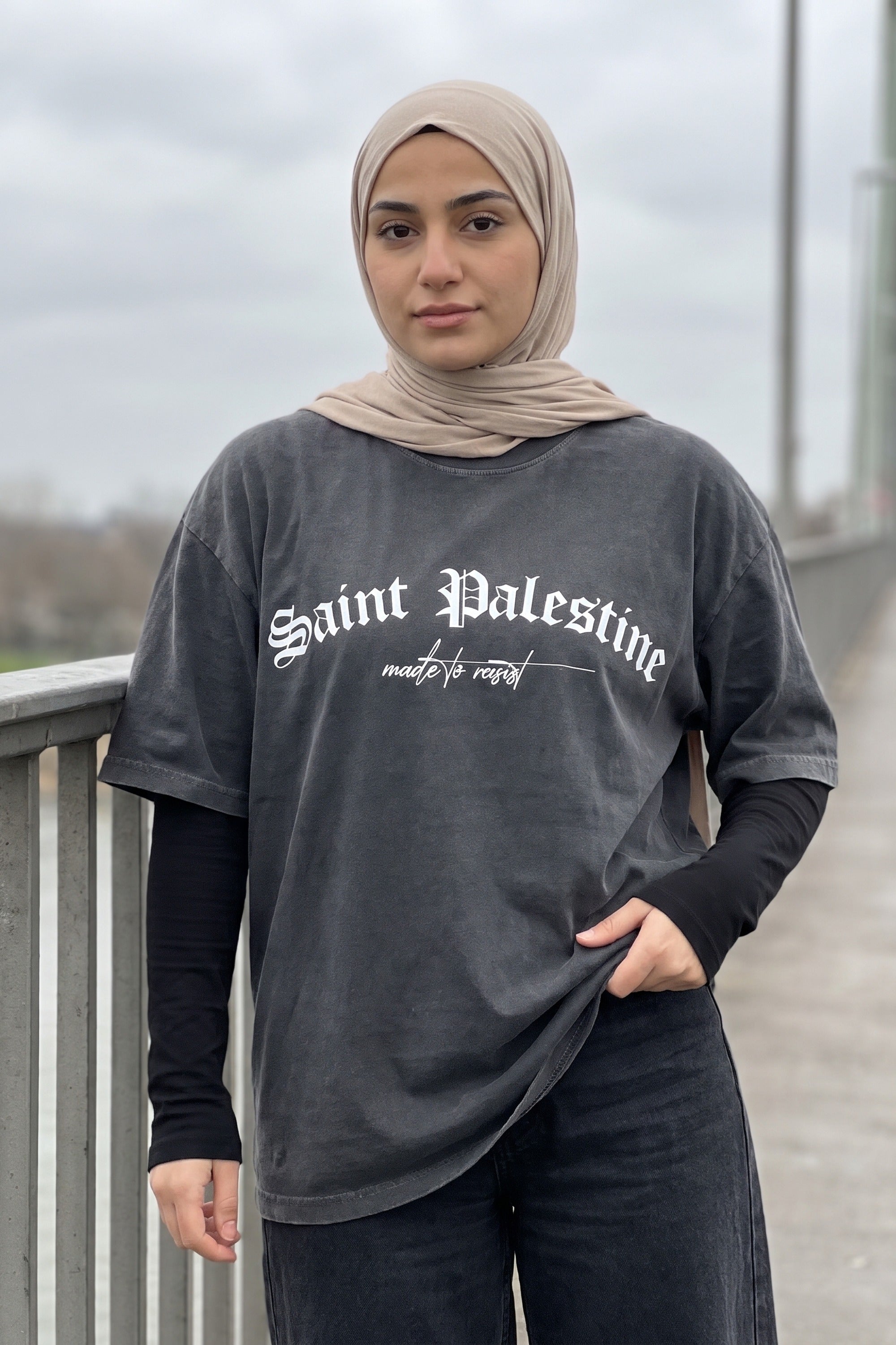 Saint Palestine Washed T-Shirt in Washed Black – Model-Foto Damen, Nahaufnahme Frontprint
