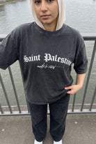 Saint Palestine Washed T-Shirt in Washed Black – Model-Foto Damen, Nahaufnahme Frontprint