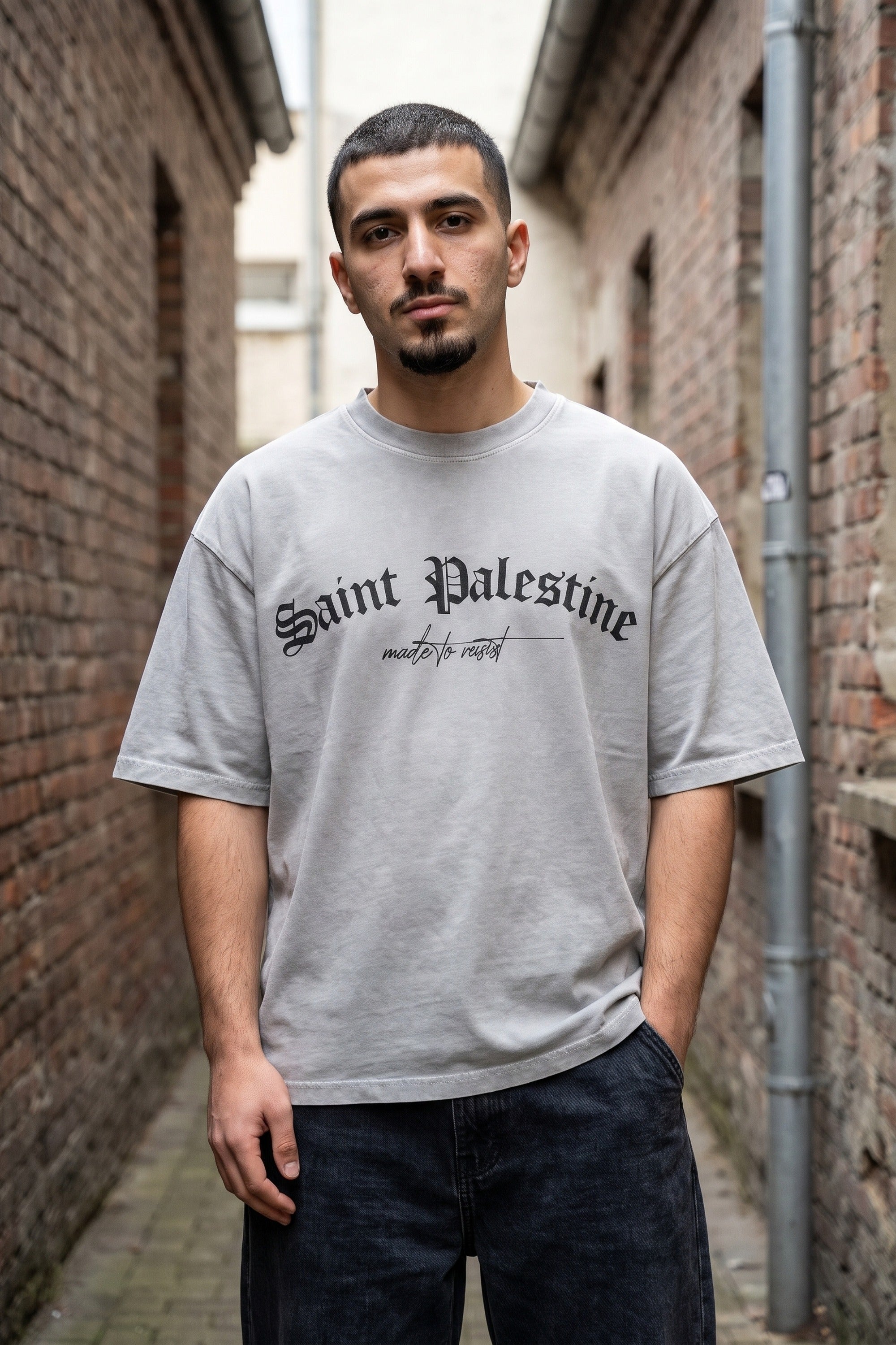 Saint Palestine Washed T-Shirt in Washed Grey – Model-Foto Herren, Frontprint