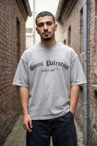 Saint Palestine Washed T-Shirt in Washed Grey – Model-Foto Herren, Frontprint