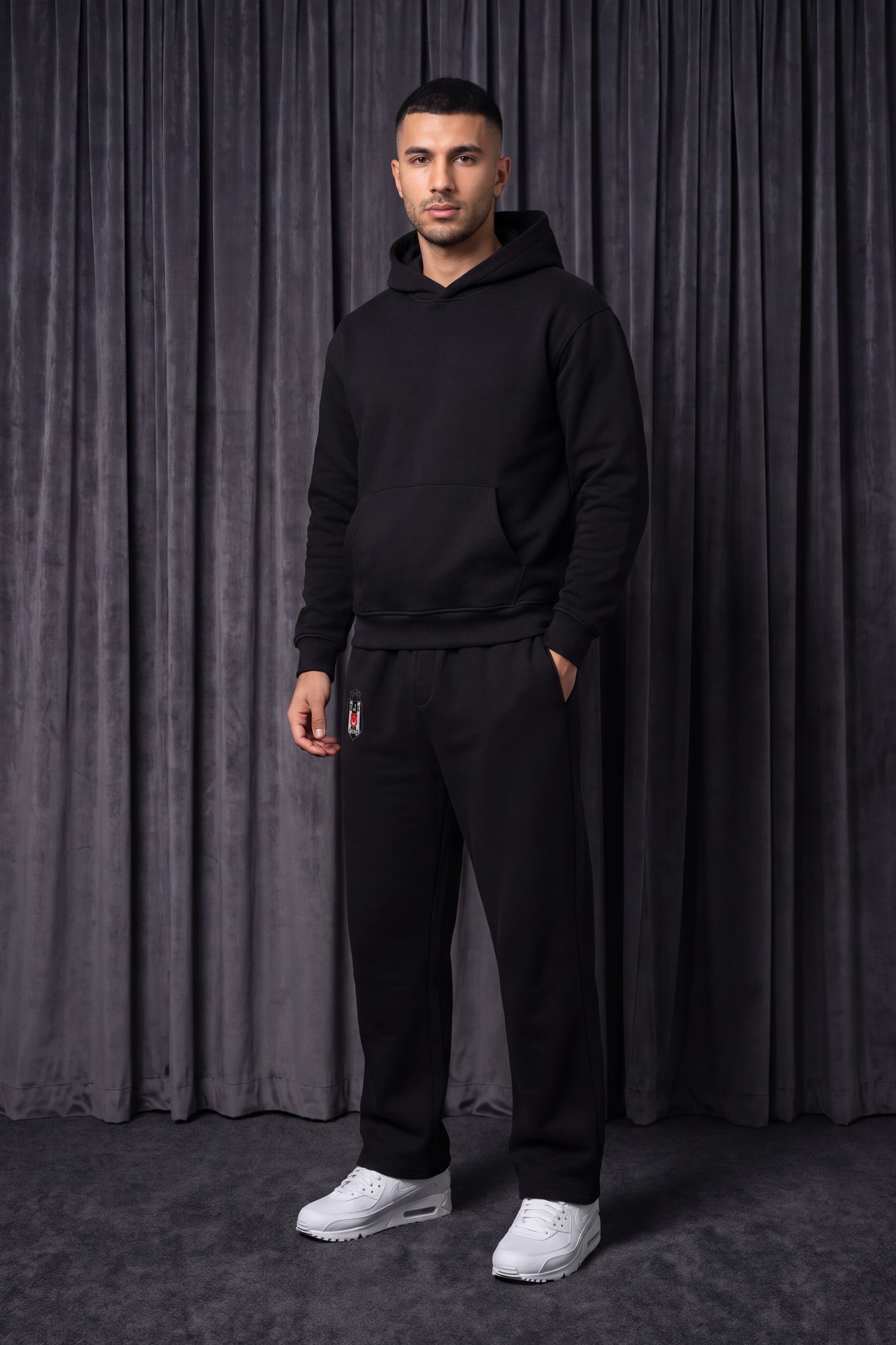 Beşiktaş Oversized Jogger in Schwarz – getragen im Studio