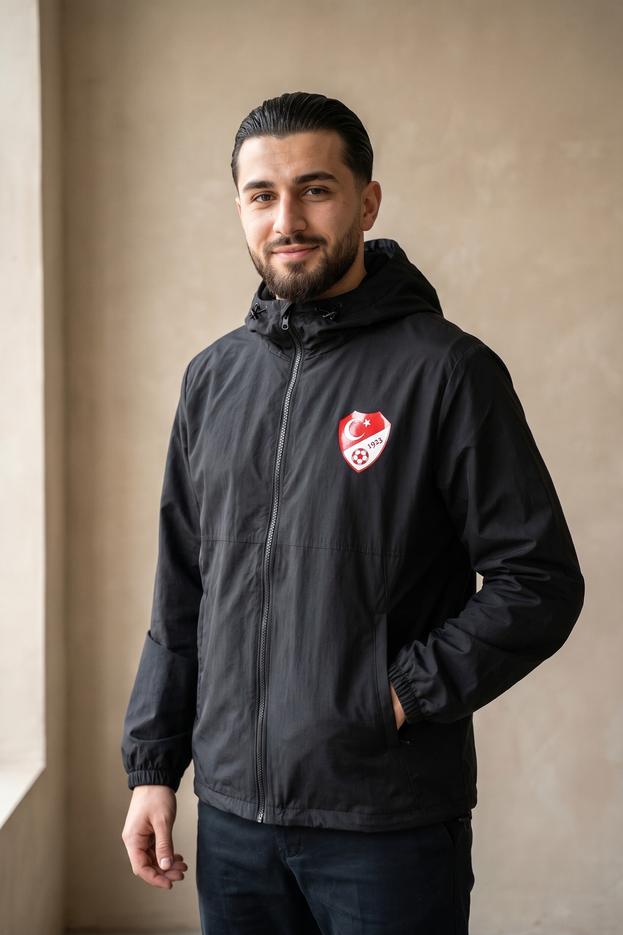Türkiye Windbreaker in Schwarz – Model-Foto Herren