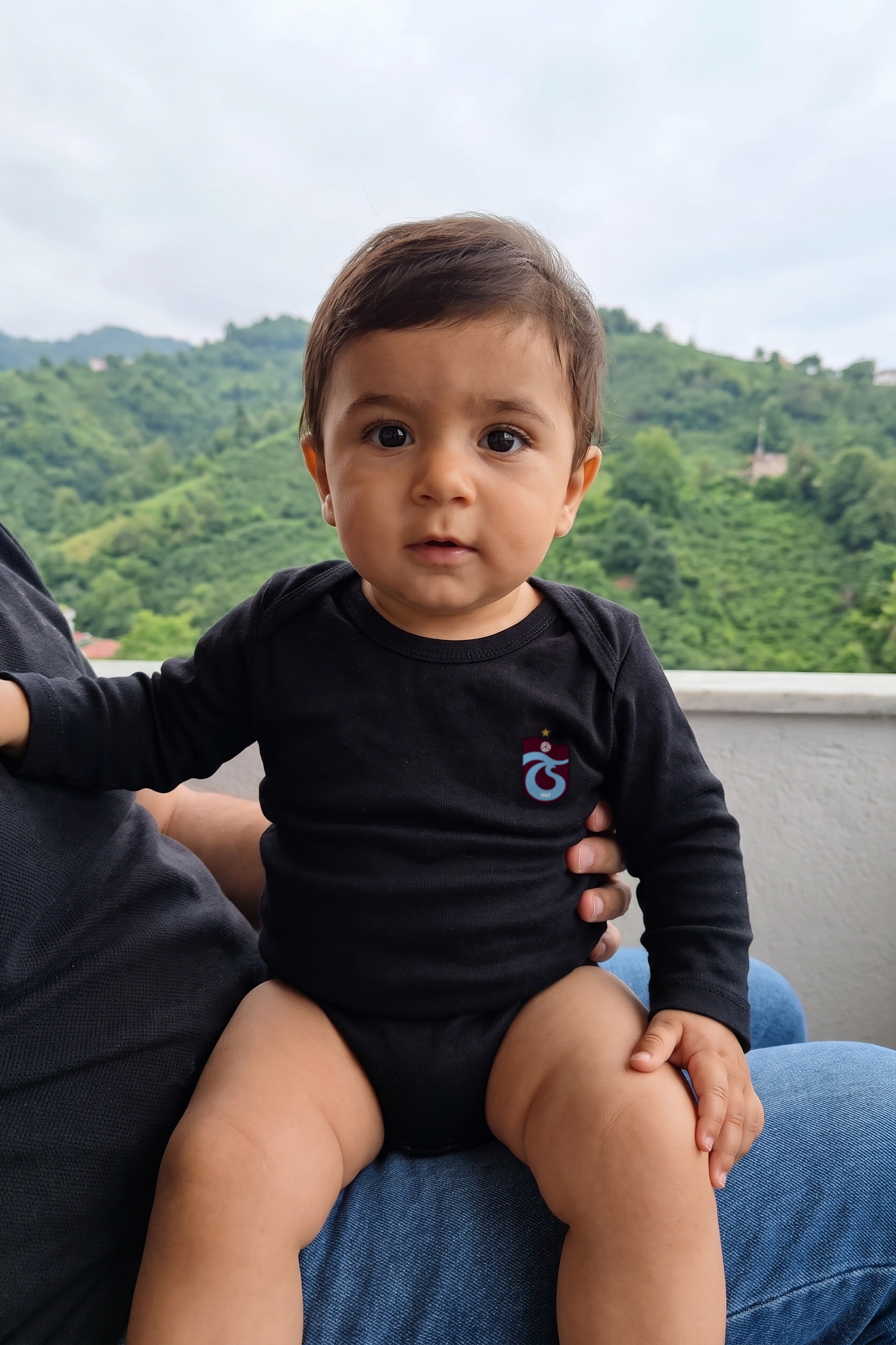 Trabzonspor Bio-Babybody Langarm – Baby trägt den Body