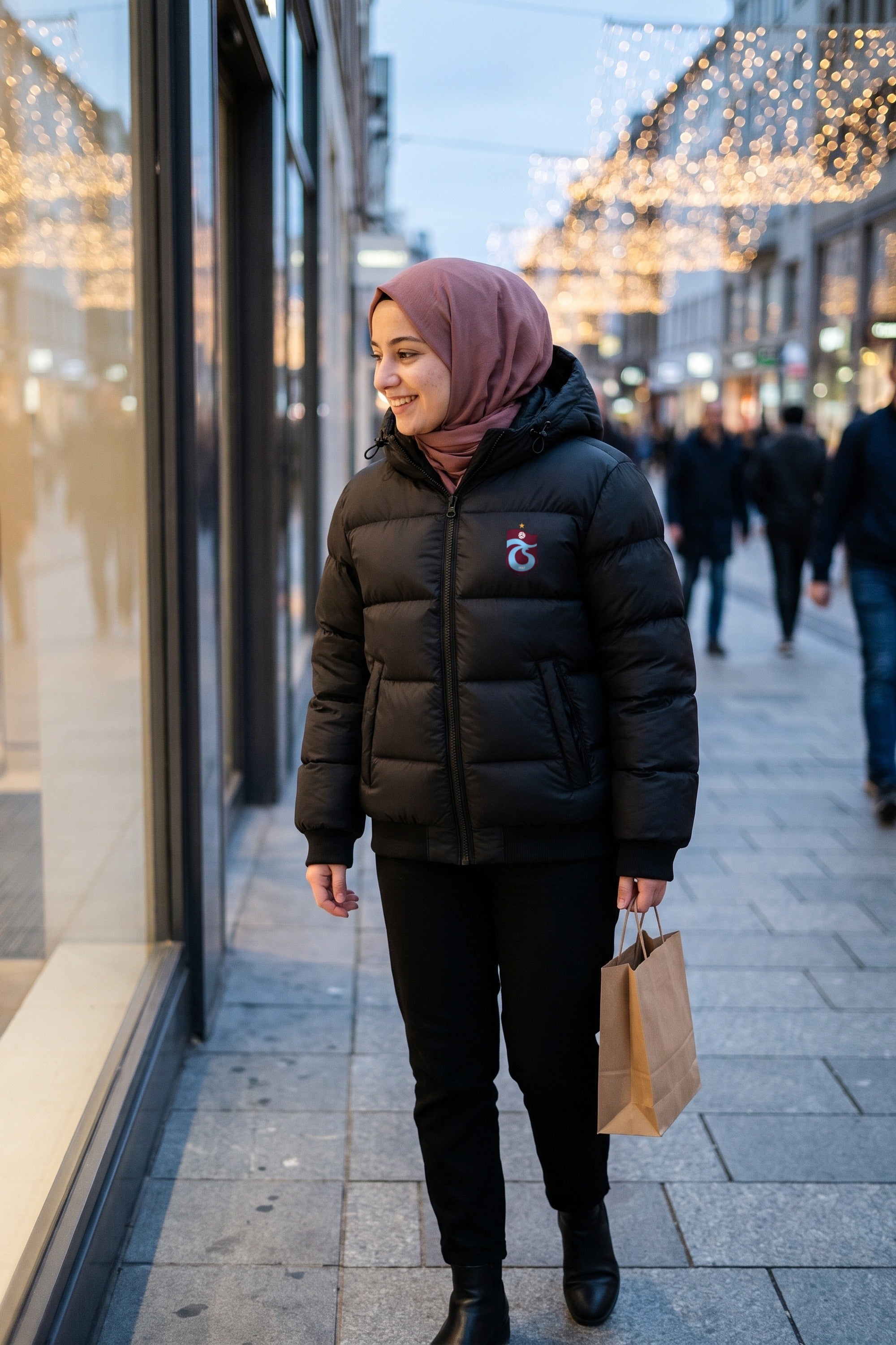 Trabzonspor Steppjacke in Schwarz – Model-Foto Damen mit Hijab