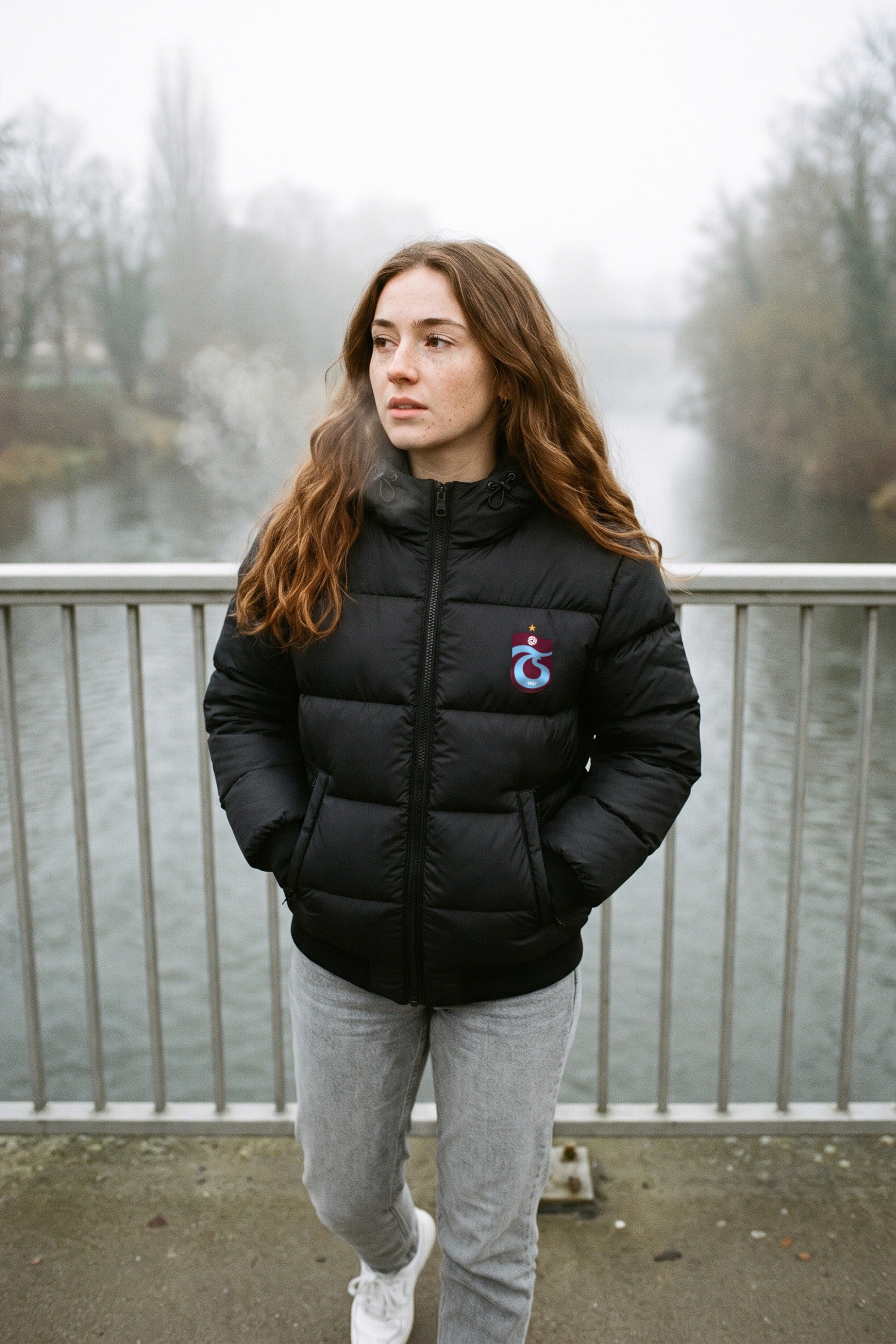 Trabzonspor Steppjacke in Schwarz – Model-Foto Damen
