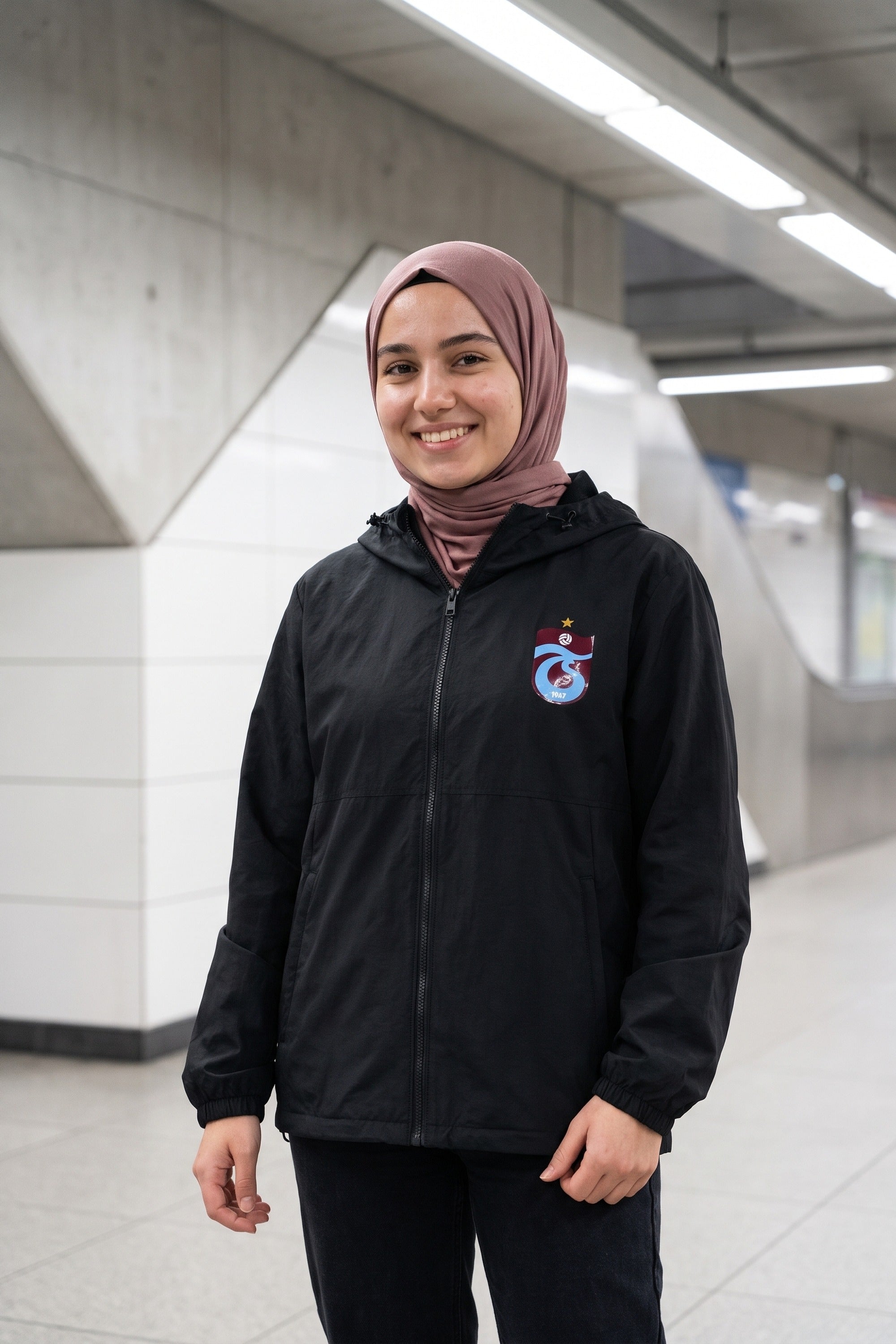 Trabzonspor Windbreaker in Schwarz – Model-Foto Damen mit Hijab