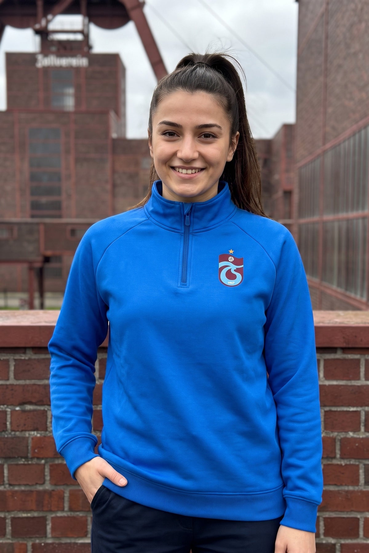 Trabzonspor Zip Longsleeve in Royal Blue – Model-Foto Damen