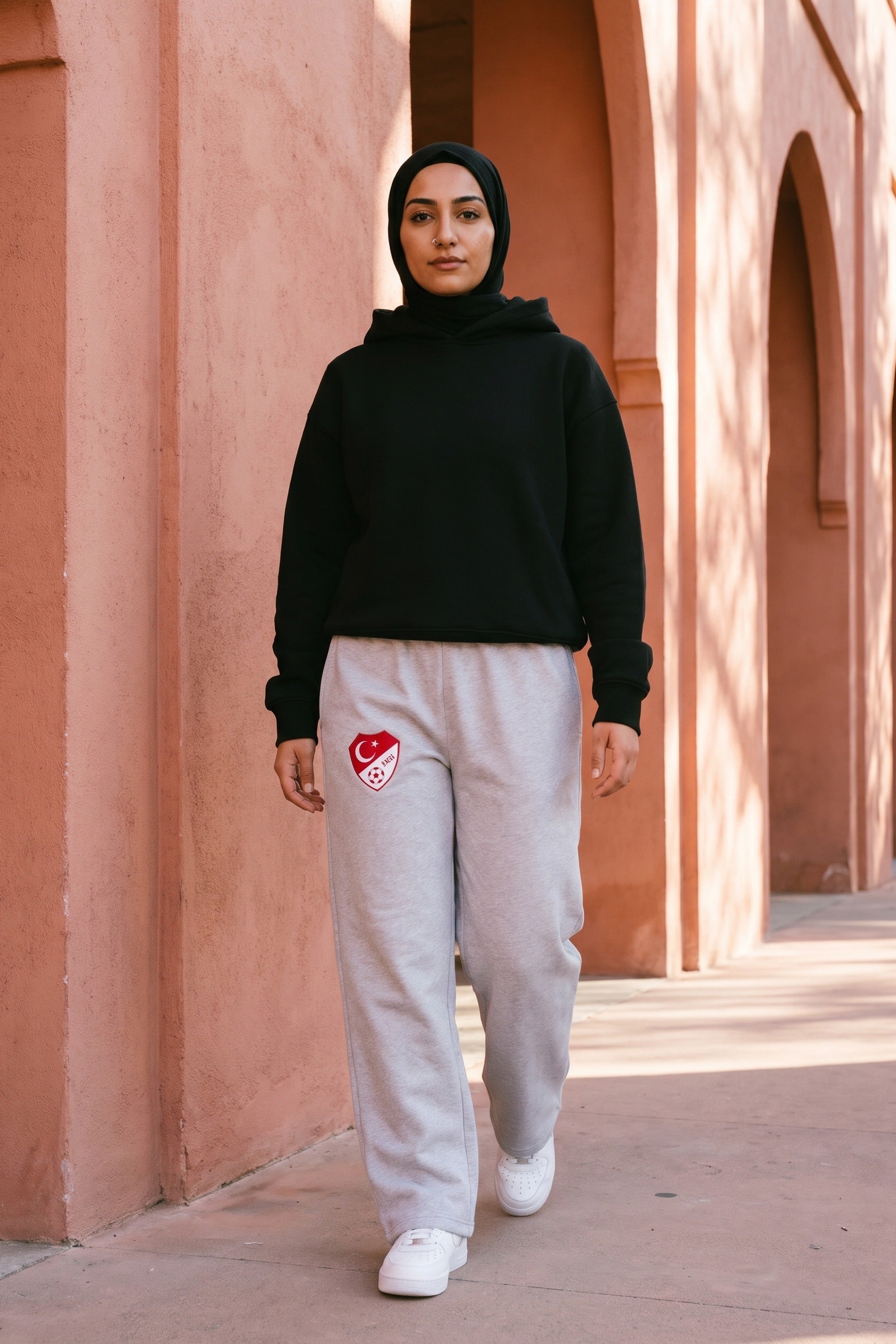 Türkiye Oversized Jogger in Schwarz – getragen im Studio