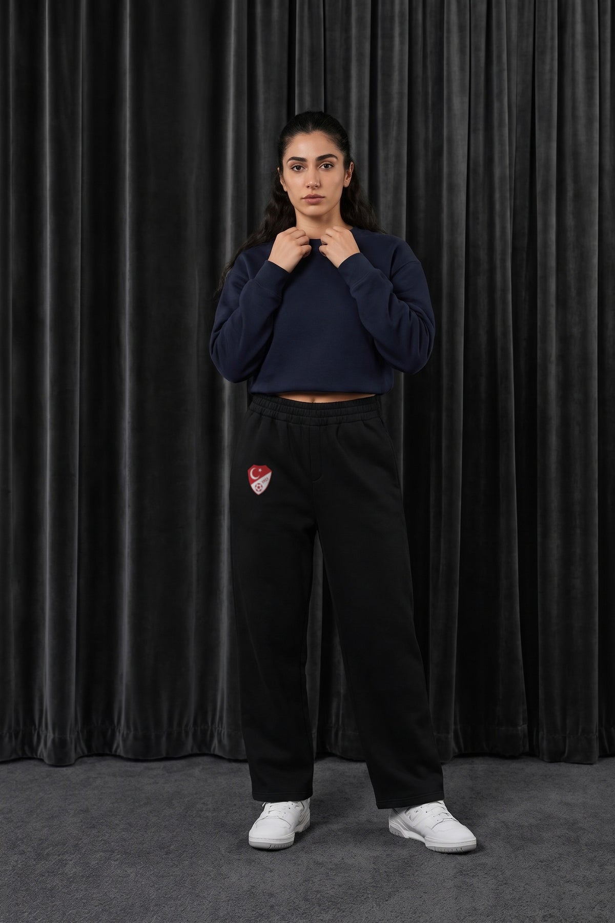 Türkiye Oversized Jogger in Schwarz – getragen im Studio