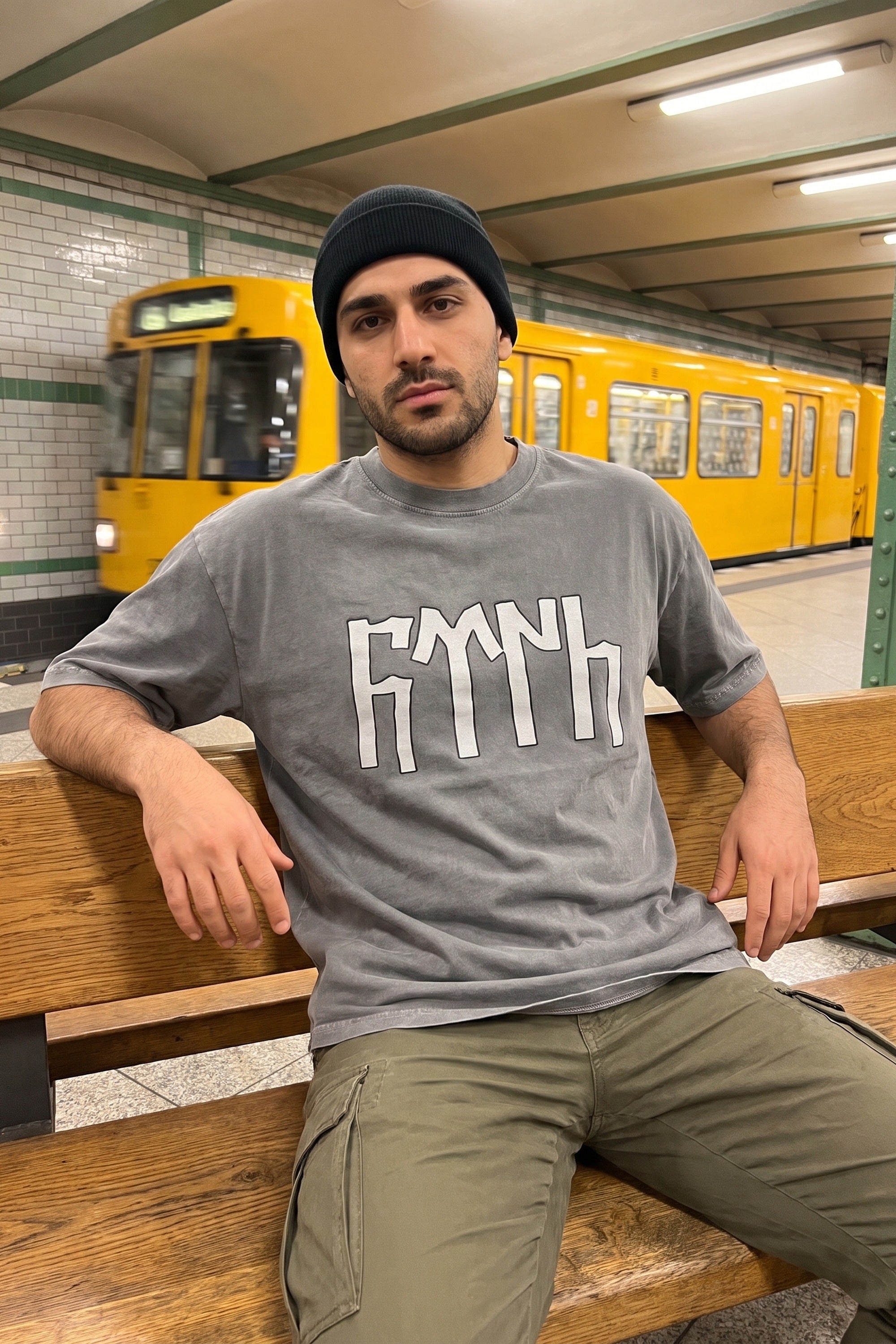 Türk Ruhu Washed T-Shirt in Washed Grey – Model-Foto Herren, Frontprint