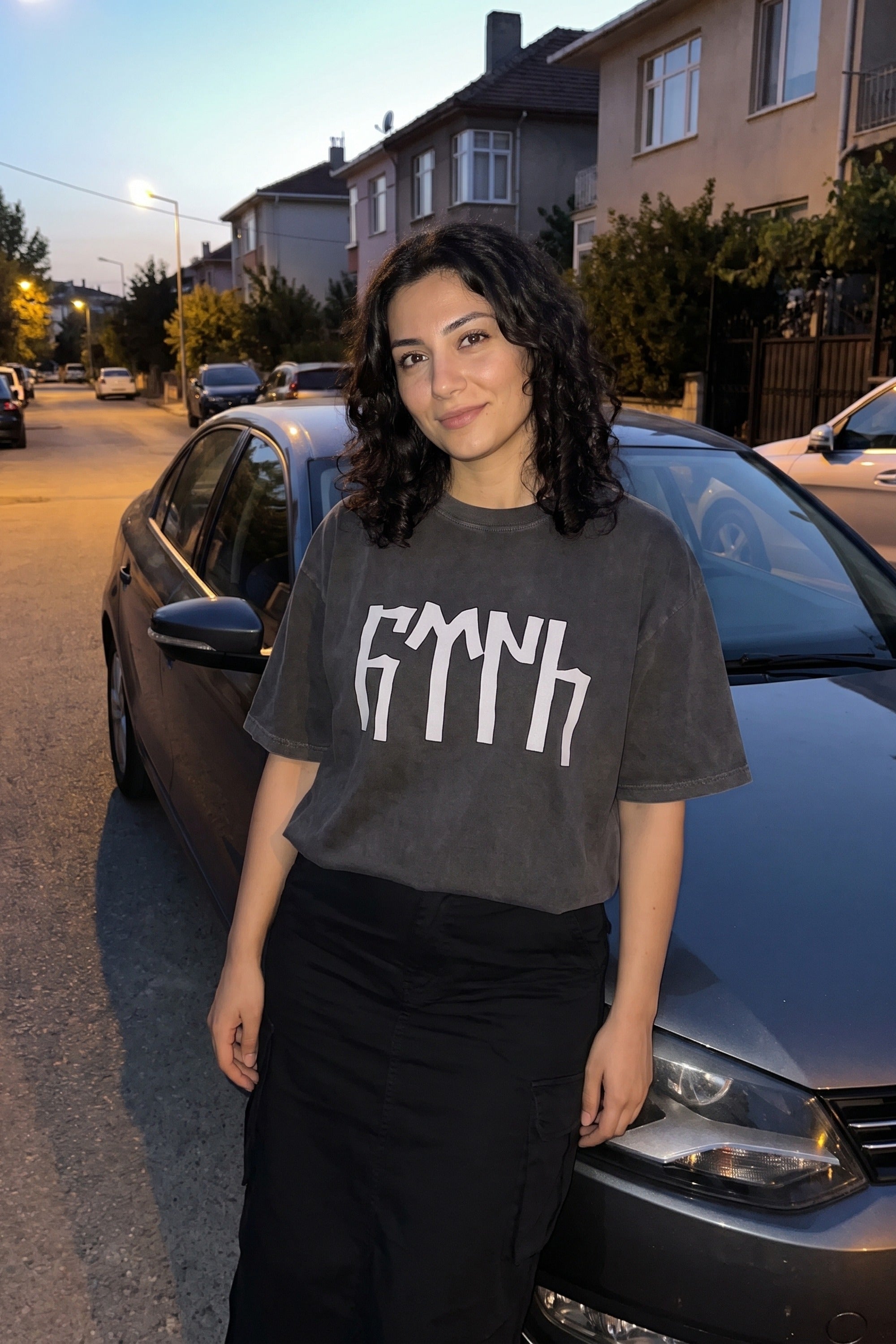 Türk Ruhu Washed T-Shirt in Washed Black – Model-Foto Damen, Frontprint
