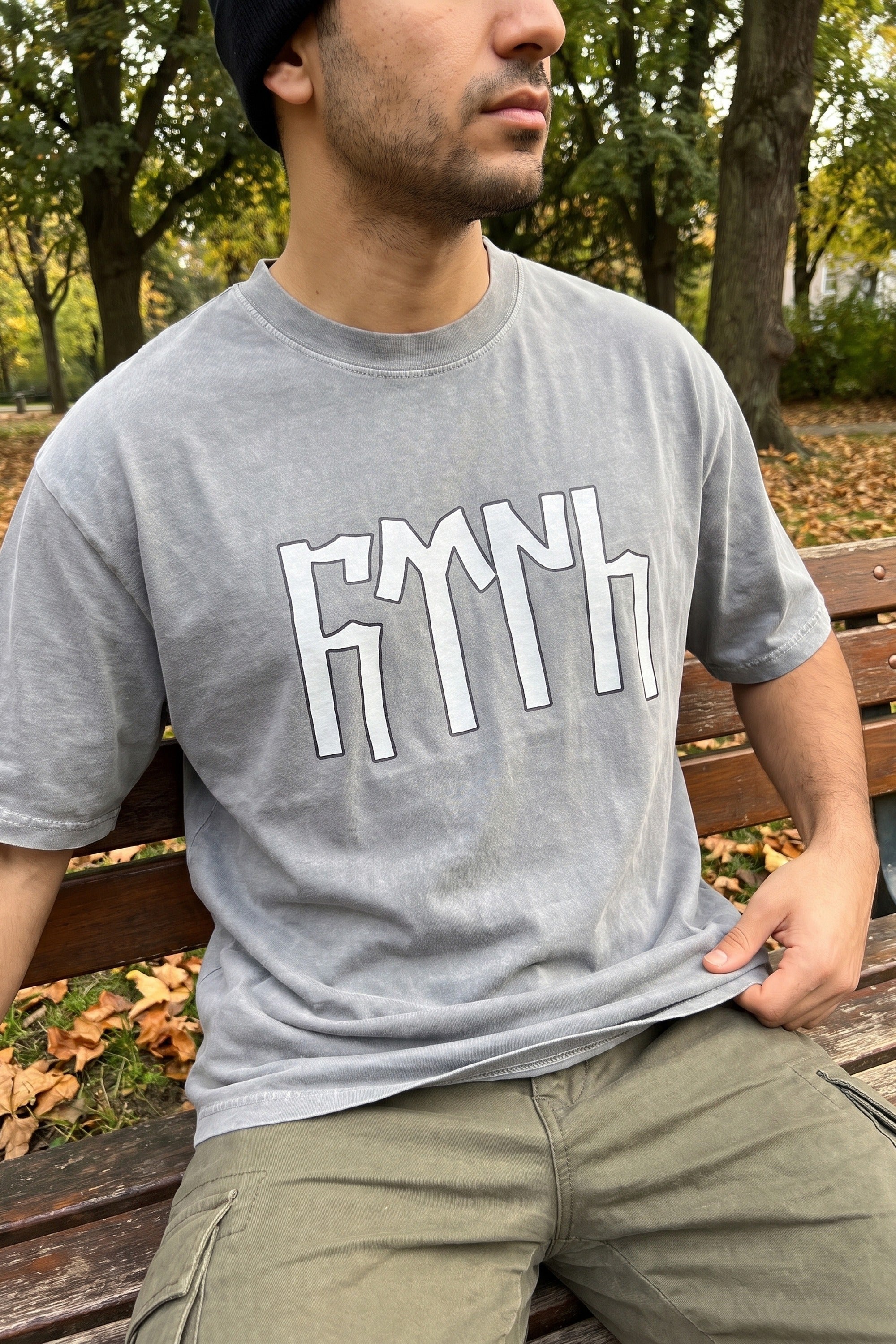 Türk Ruhu Washed T-Shirt in Washed Grey – Model-Foto Herren, Nahaufnahme Frontprint
