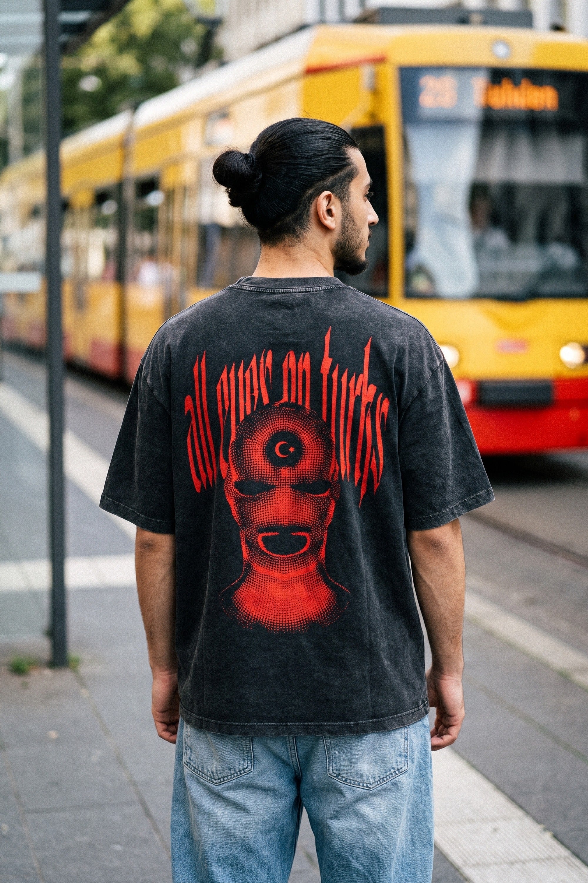 Türk Töre Washed T-Shirt in Washed Black – Model-Foto Herren, Rückenprint