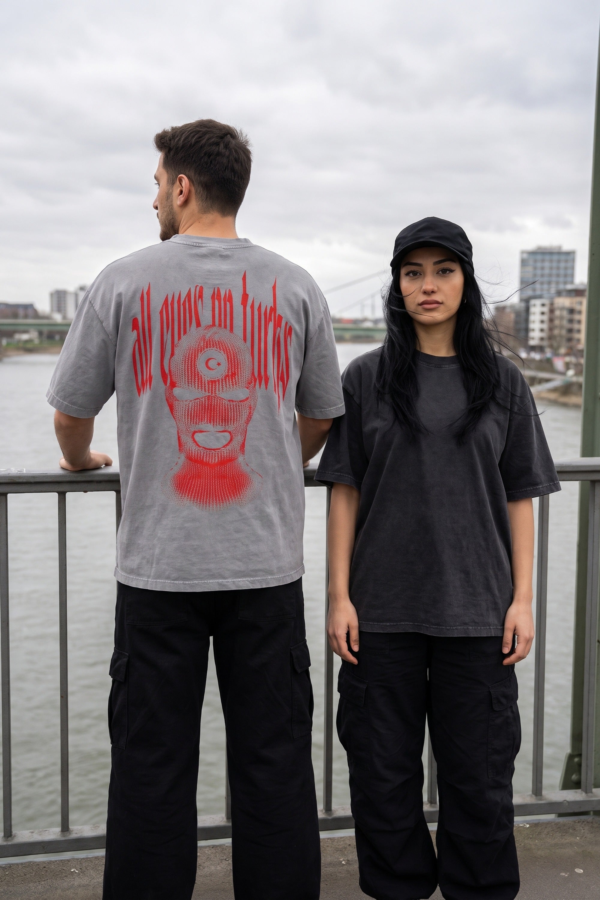 Türk Töre Washed T-Shirt in Washed Black & Washed Grey – Model-Foto Herren & Damen, Rückenprint und schlichte Vorderseite