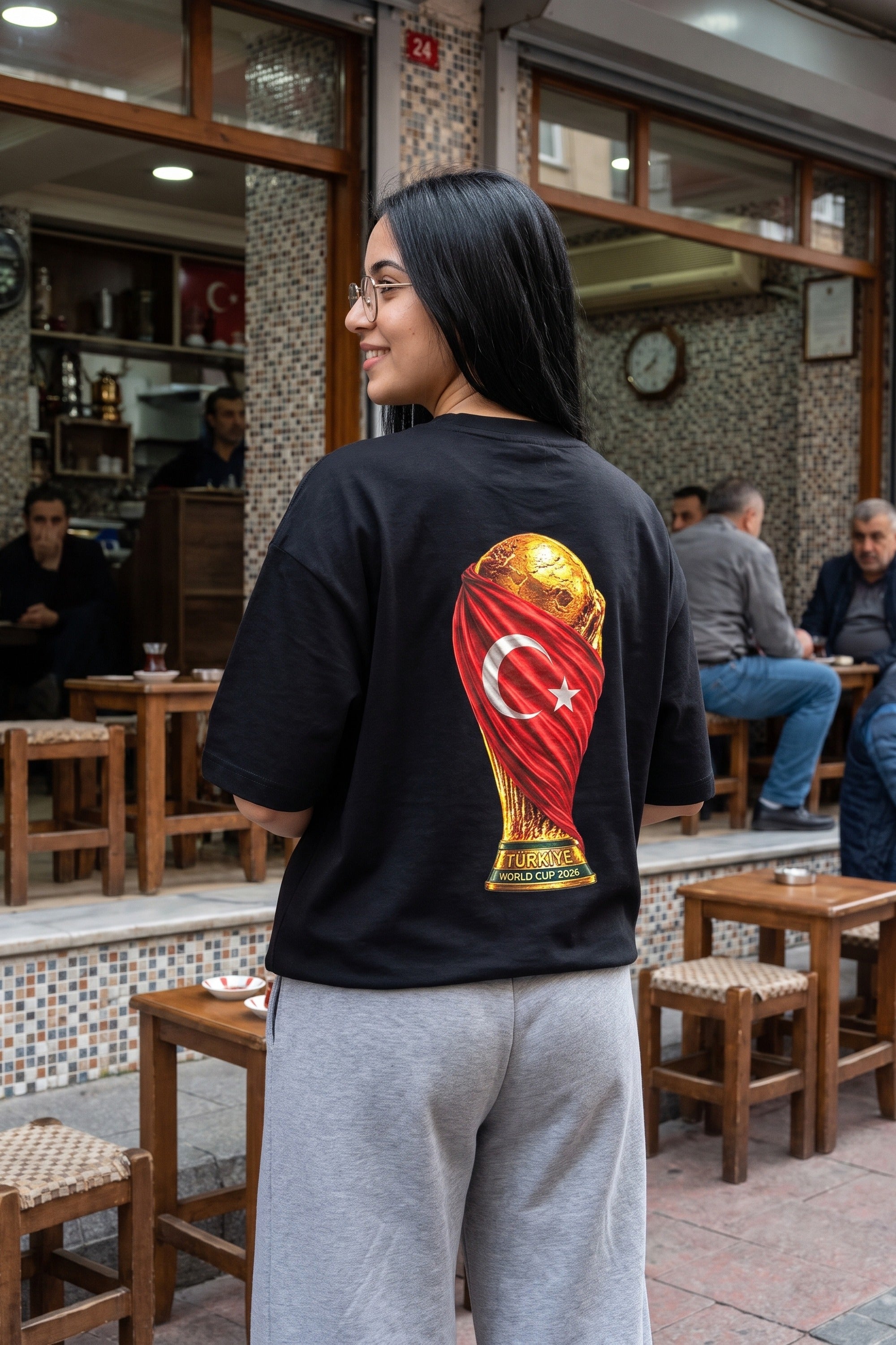 REALSTIL Türkiye Oversized T-Shirt Black – Model Damen