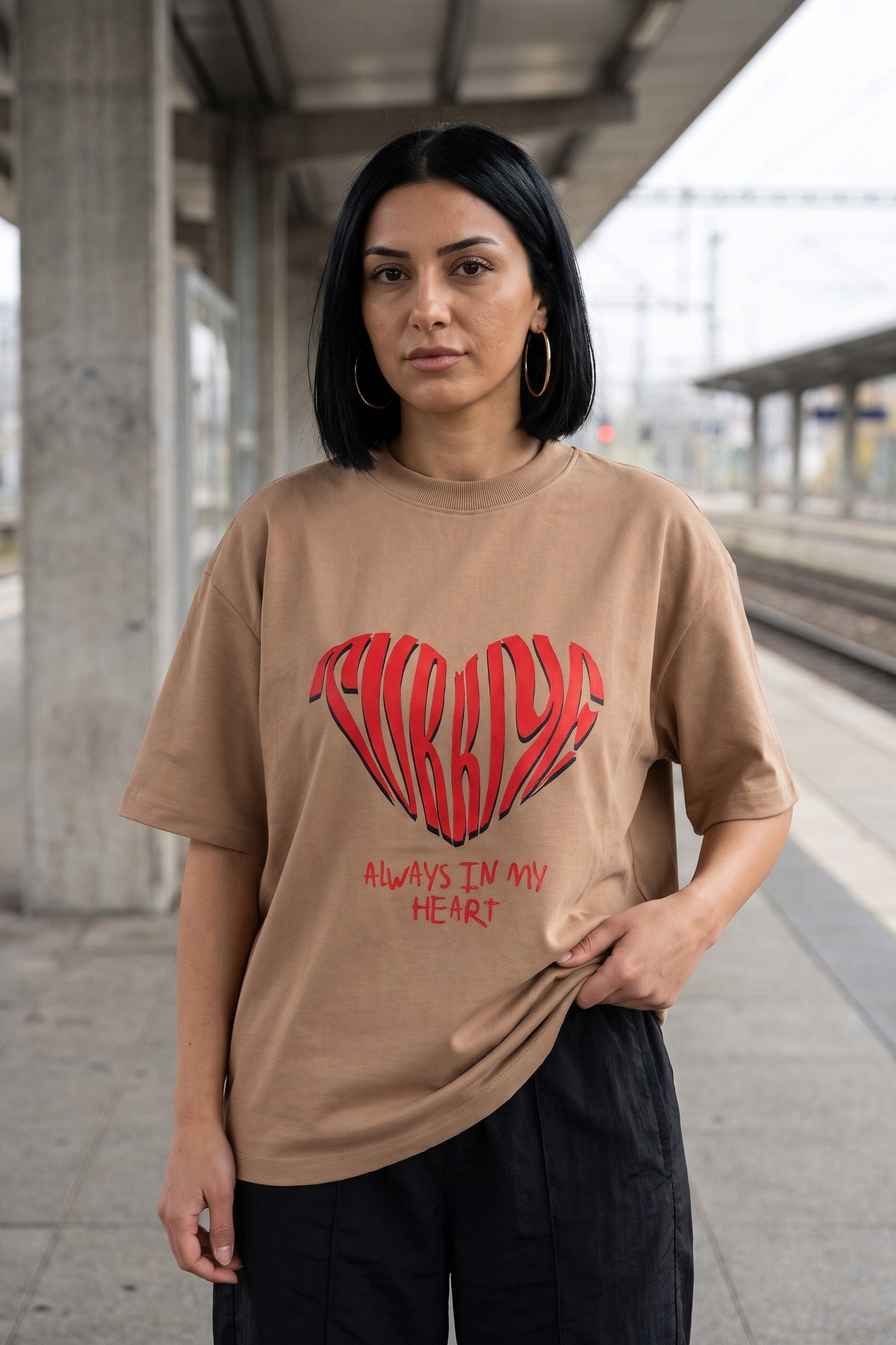 REALSTIL Türkiye Oversized T-Shirt Amber – Model Damen