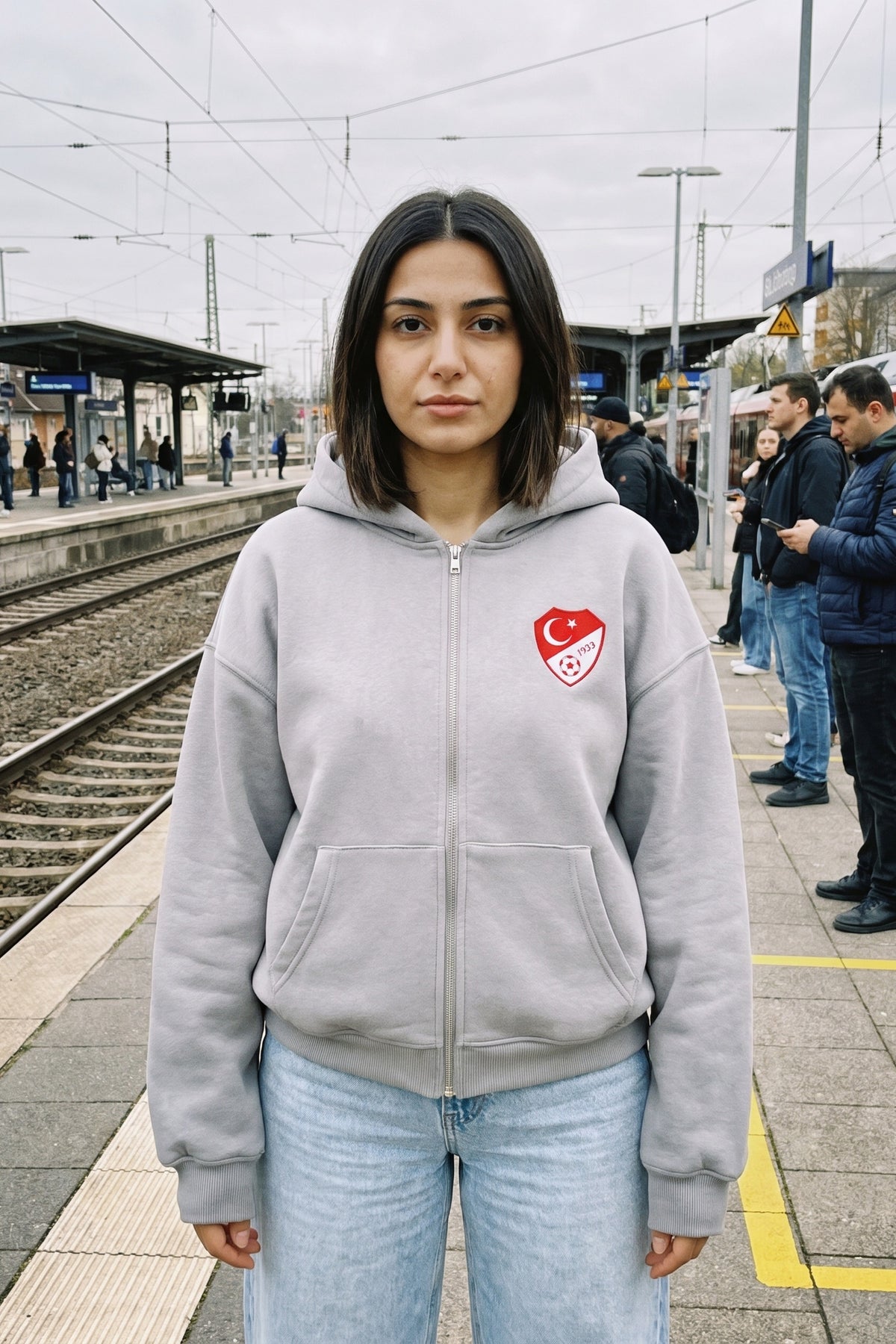 REALSTIL Türkiye Oversized Zipper Hoodie Light Asphalt – Model Damen